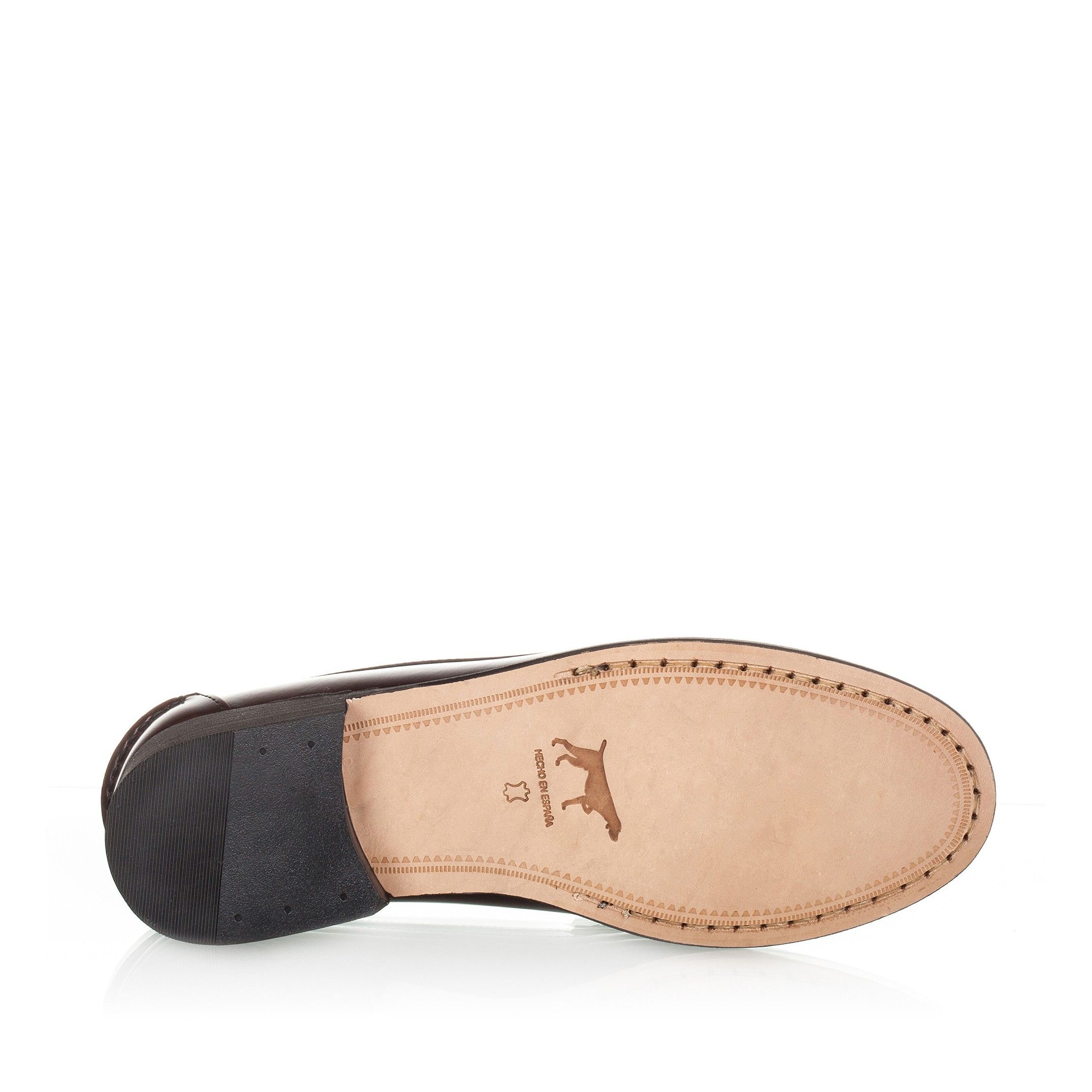 The most daring model of the classics. Leather moccasin with tassels in the center to show off in formal events and even informal ones, for example, with skinny trousers. Upper, inner and insole made of florentic leather. Leather sole sewn. Spanish product made with quality materials. In burgundy, brown and black. To dress in summer and winter.