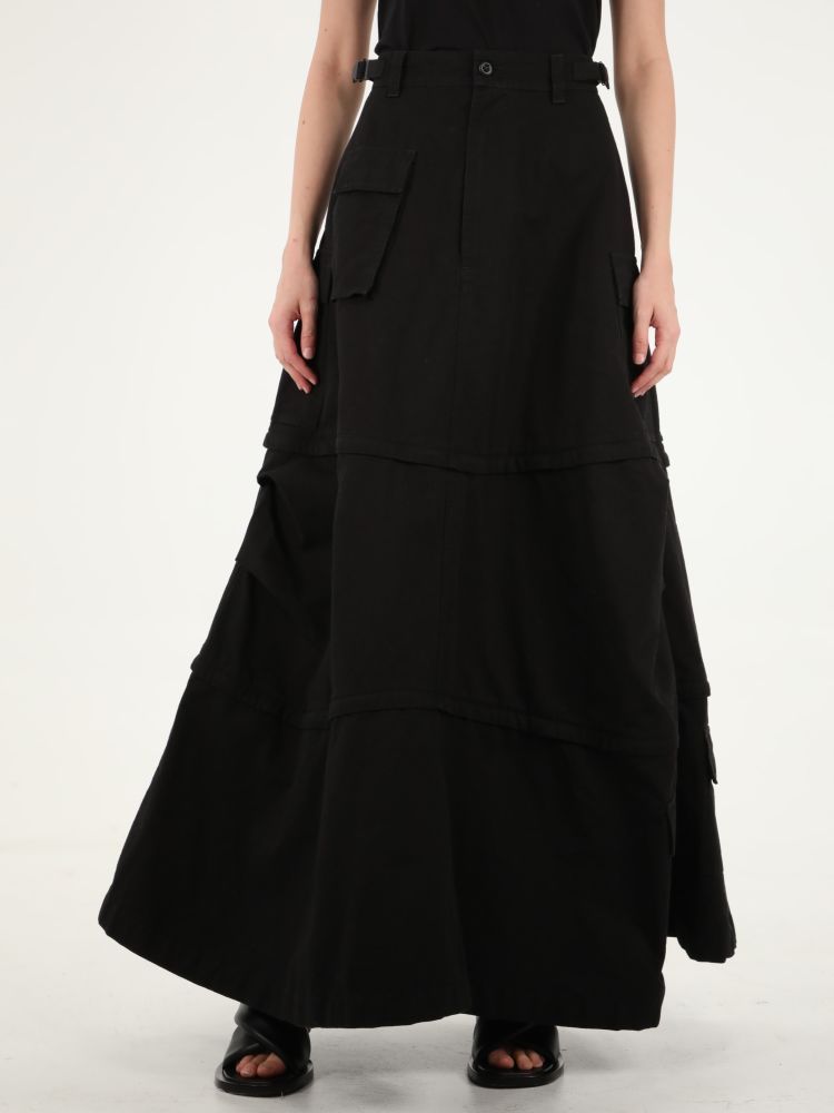 Black cotton cargo maxi skirt. It features zip and button closure, maxi flap pockets and belt loops. The model is 180cm tall and wears size FR 36.  