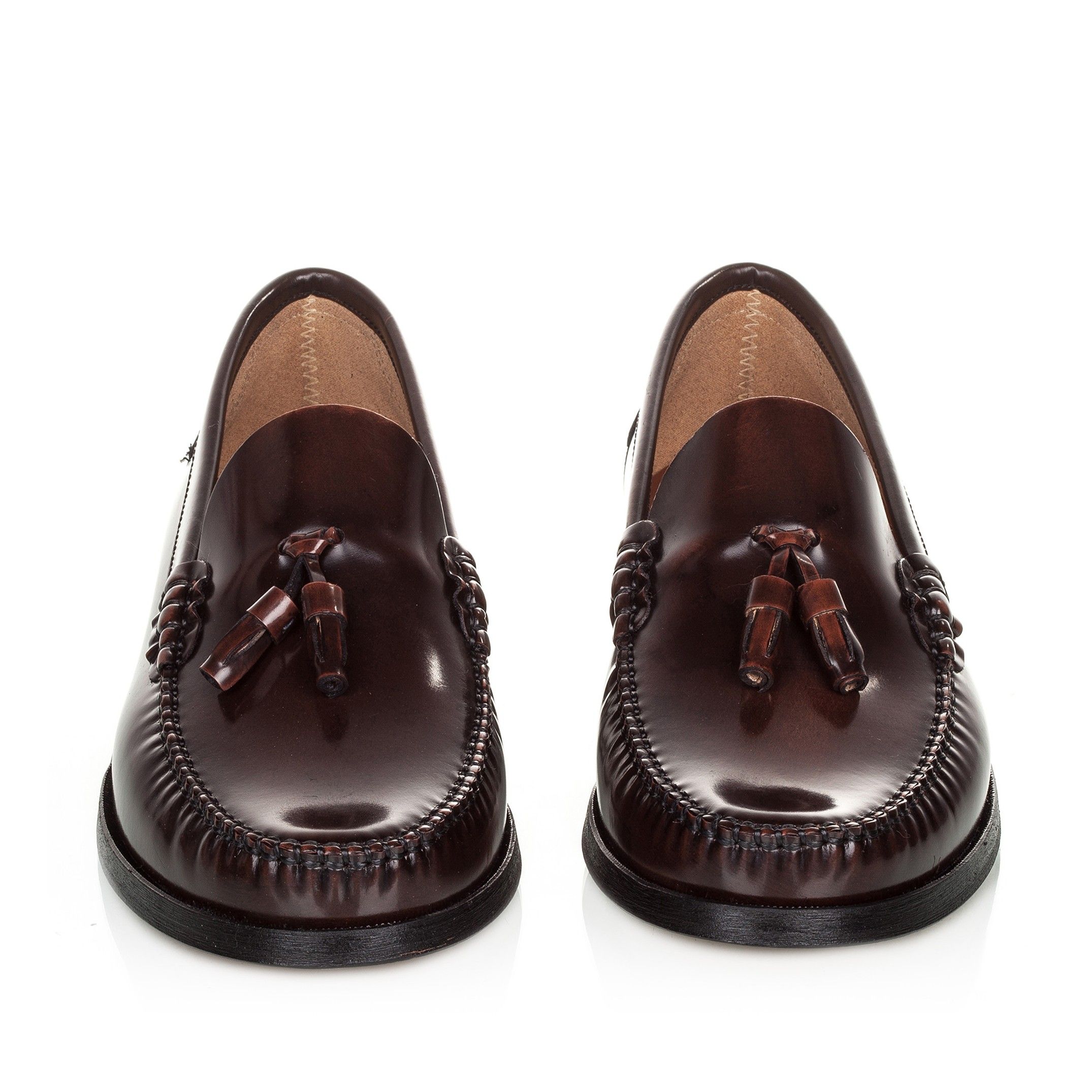 The most daring model of the classics. Leather moccasin with tassels in the center to show off in formal events and even informal ones, for example, with skinny trousers. Upper, inner and insole made of florentic leather. Leather sole sewn. Spanish product made with quality materials. In burgundy, brown and black. To dress in summer and winter.