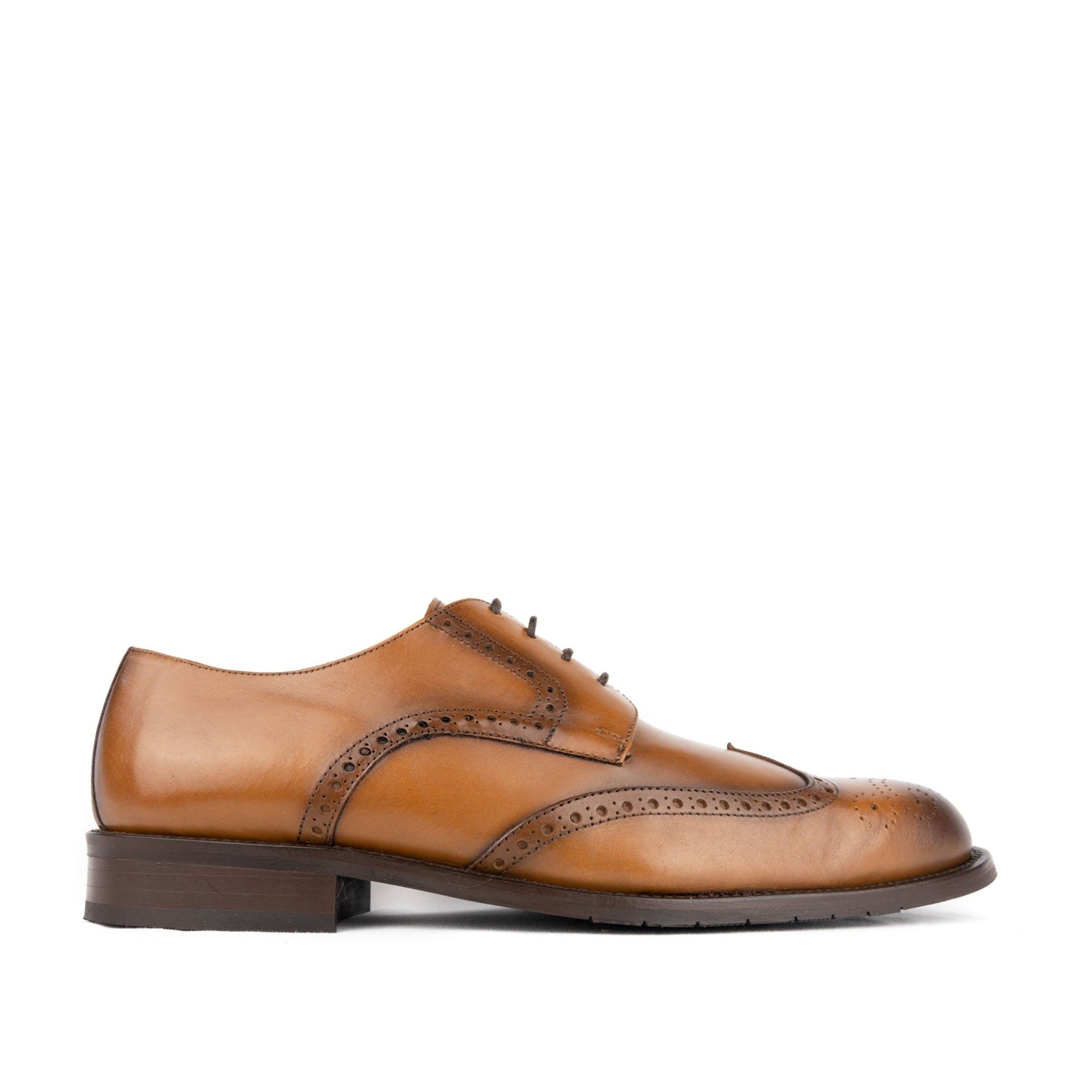 Nappa Leather Lace up shoes. Premium Collection of Son Castellanisimos. Outer material: Cowhide leather. Inner: Cowhide leather. Laces closure. Lining and insole: Cowhide leather. Leather sole. Height heel: 2'5 cm. Designed and manufacture in Spain.