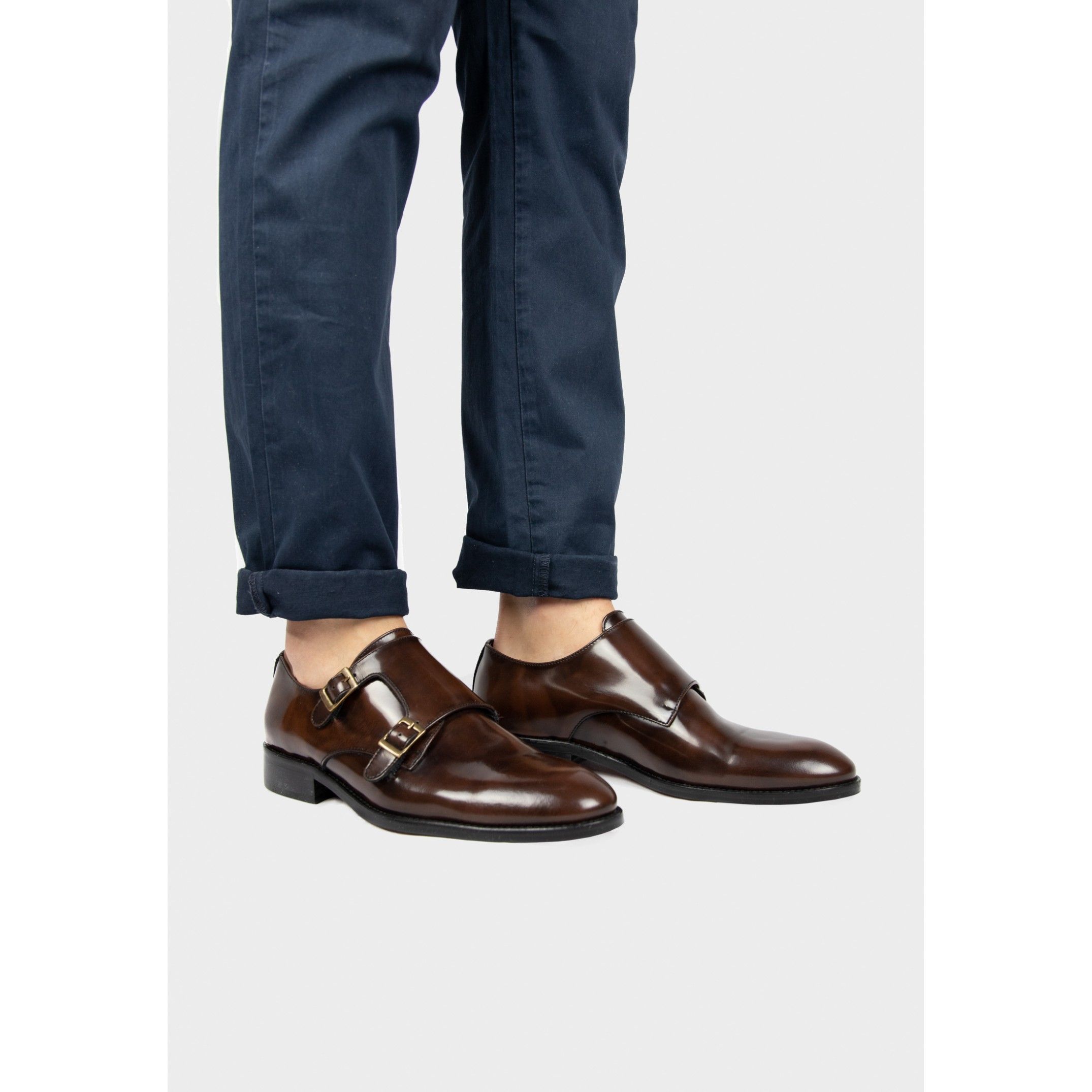 Monkstrap shoes in florentic leather. Closure: metalic buckle. Upper: florentic leather. Inner: leather. insole: leather. Sole: Synthetic leather (better in durability and waterproofness). MADE IN SPAIN.