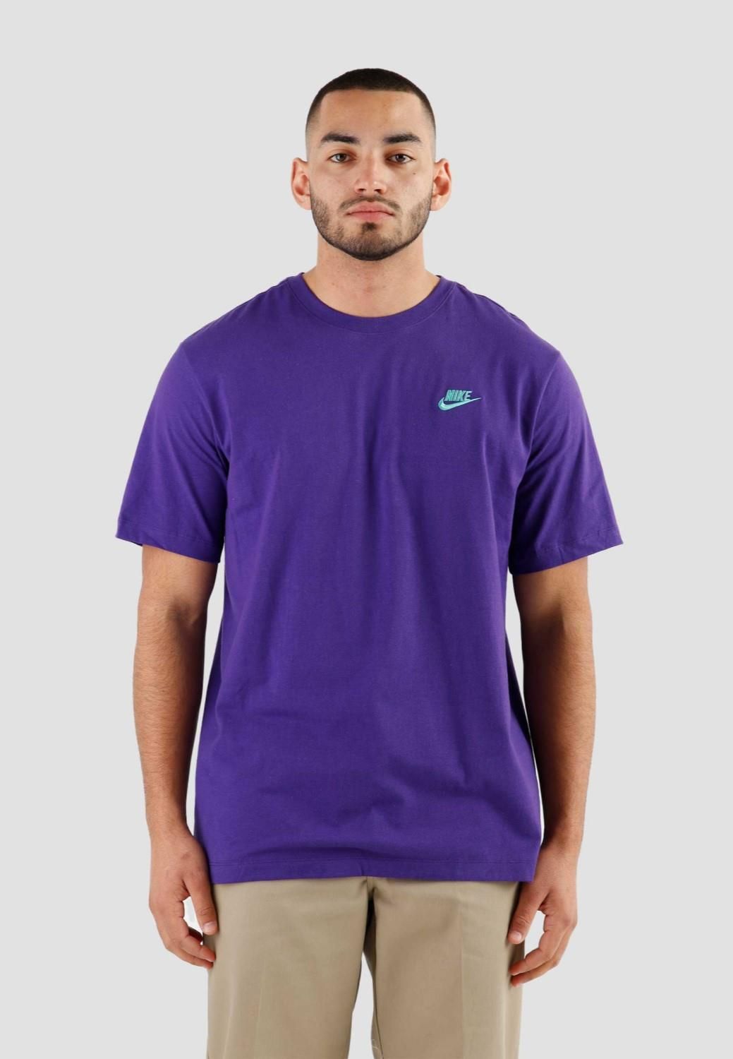 Nike Sportswear Club Herren-T-Shirt in Lila