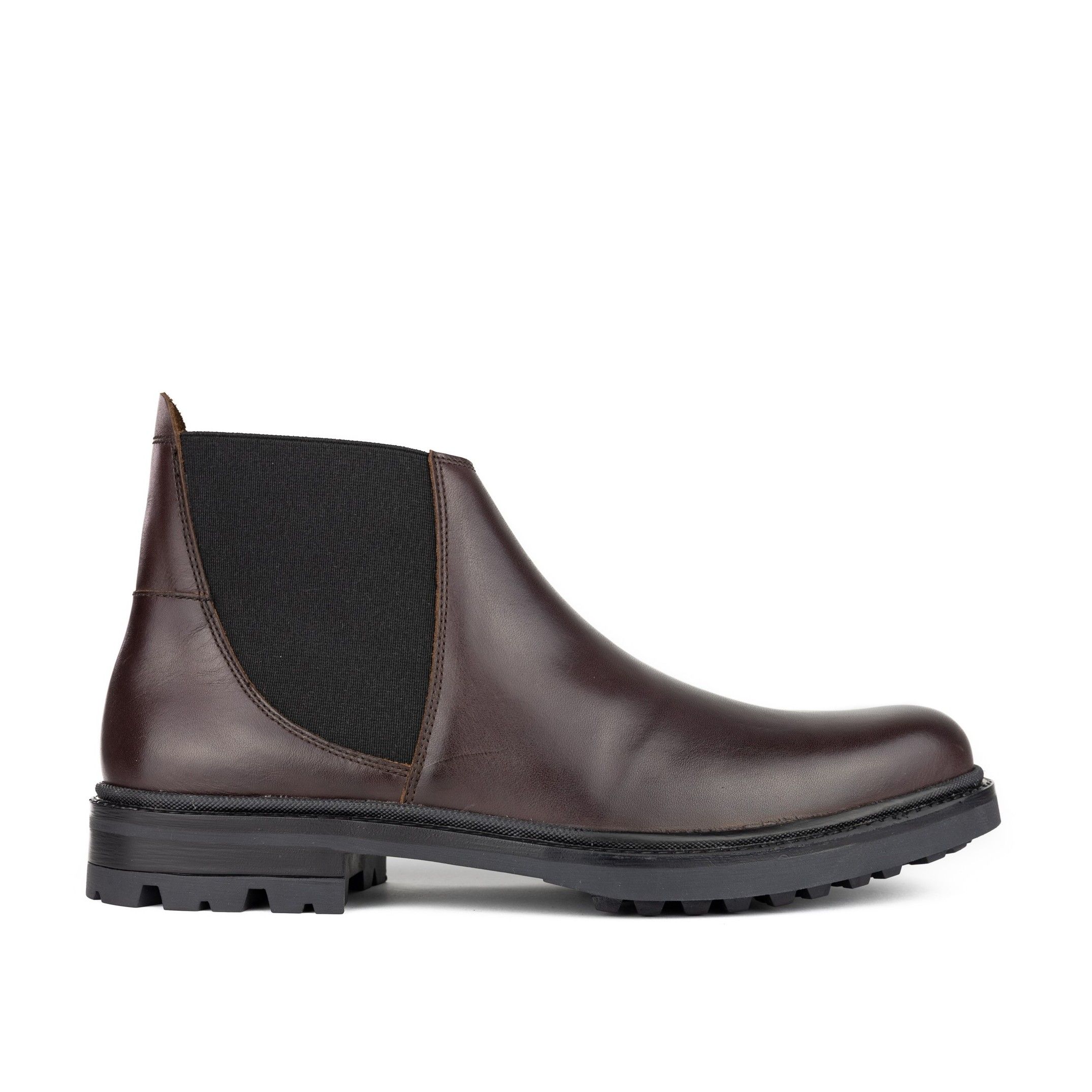 Chelsea boot in leather by Son Castellanisimos. Closure: elastic. Exterior: leather. Interior: leather. Plant: skin. Sole: TR slip resistant. Platform: 1 cm. Heel: 3 cm. Shaft height: 10.5 cm. Made in Spain.