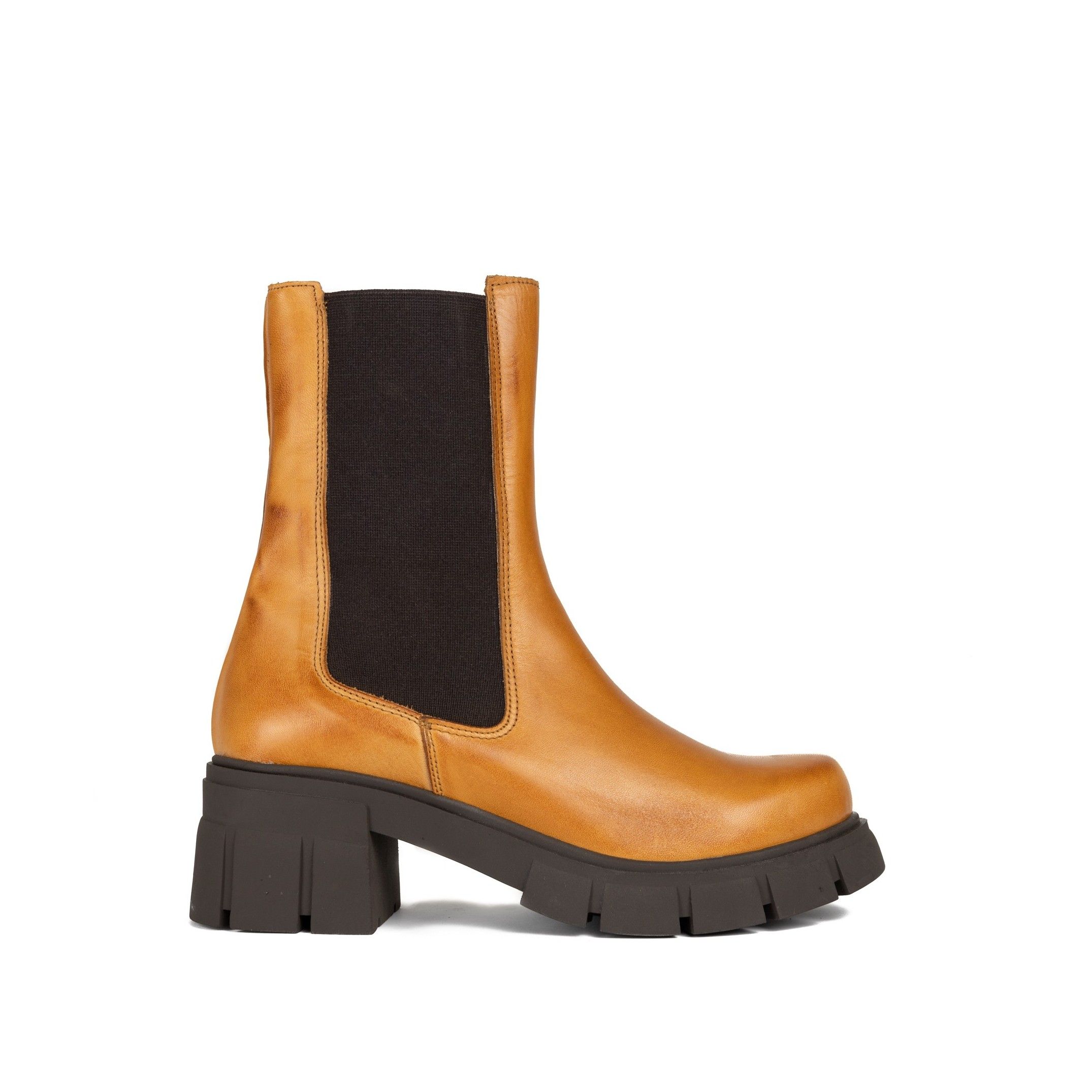 Chelsea track boot by María Barceló. Closure: elastic. Exterior: leather. Interior: leather. Insole: leather. Sole: TR slip resistant. Platform: 2 cm. Heel: 6 cm. Shaft height: 18 cm. Made in Spain.
