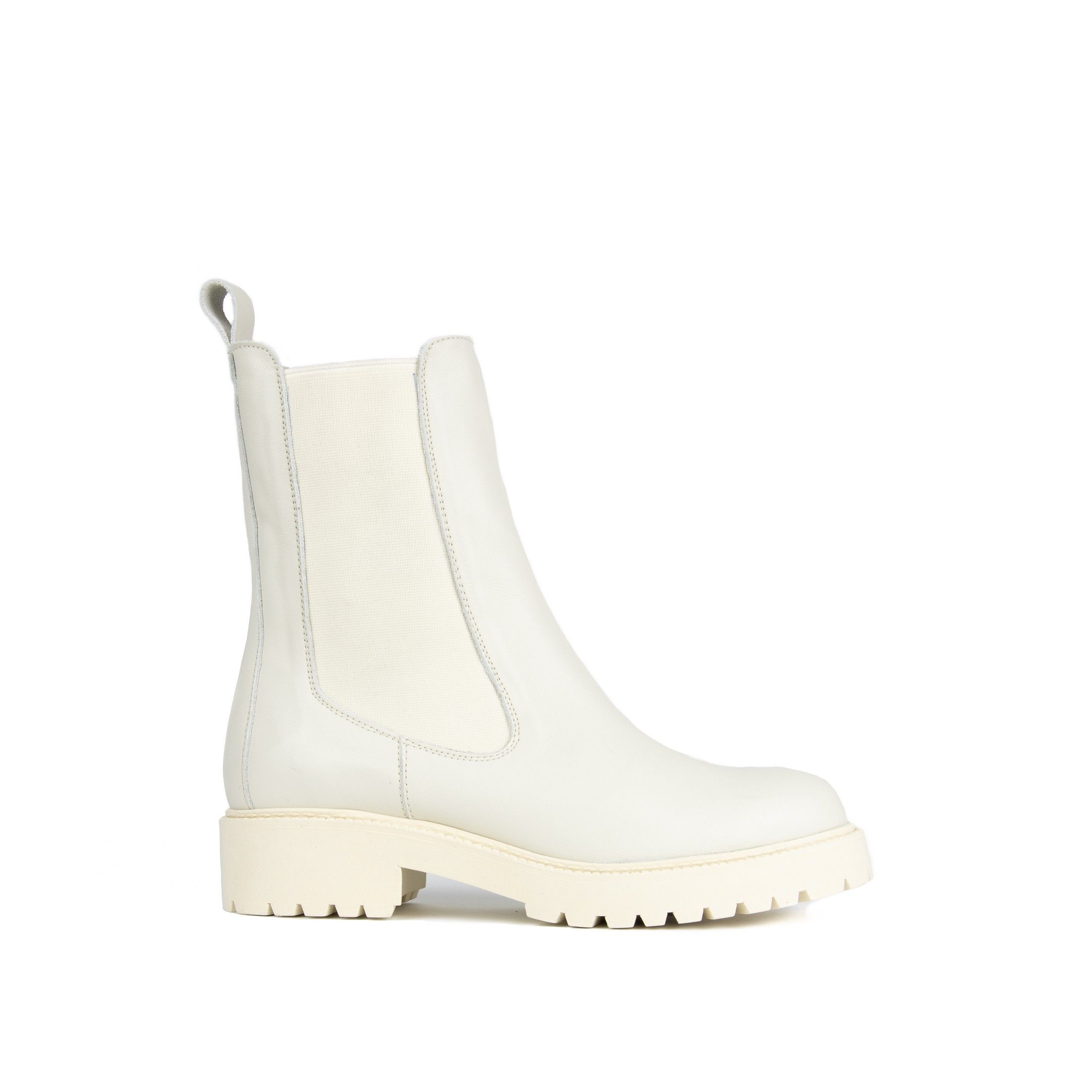 Chelsea track boot by Eva López. Closure: elastic. Exterior: leather. Interior: leather. Insole: leather. Sole: TR slip resistant. Platform: 2 cm. Heel: 3 cm. Shaft height: 18 cm. Made in Spain.
