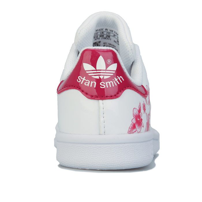 Children Girls adidas Originals Stan Smith Trainers in White Pink. – Premium leather upper. – Classic lace-up construction. – Synthetic leather heel patch with printed Stan Smith logo. – Tonal Stan Smith branding printed on tongue. – Perforated 3-Stripes branding on the sides. – Comfortable textile lining. – Removable Ortholite sockliner for comfort and odour control. – Padded collar. – Rubber outsole. – Leather upper – Leather and textile lining – Synthetic sole. – Ref: FW4494C