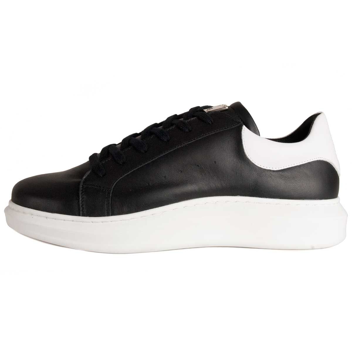 Sneaker low, black skin with white heel. Thermoformed template. White rubber sole.