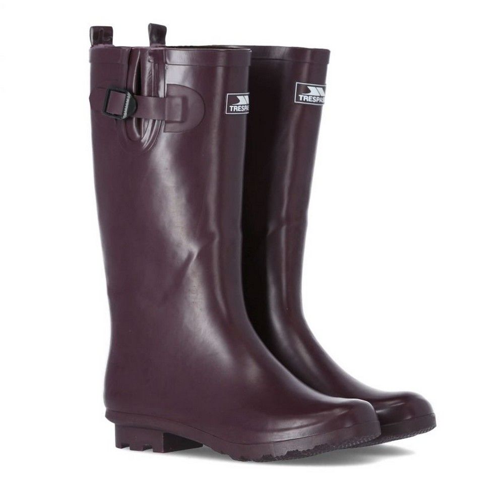 Ladies waterproof wellington boots. Adjustable buckle. Grip sole. High rise build. Outer Material: 100% Rubber, Inner Material: 100% Manmade, Sole: 100% Gum Rubber, Closure: Slip On.