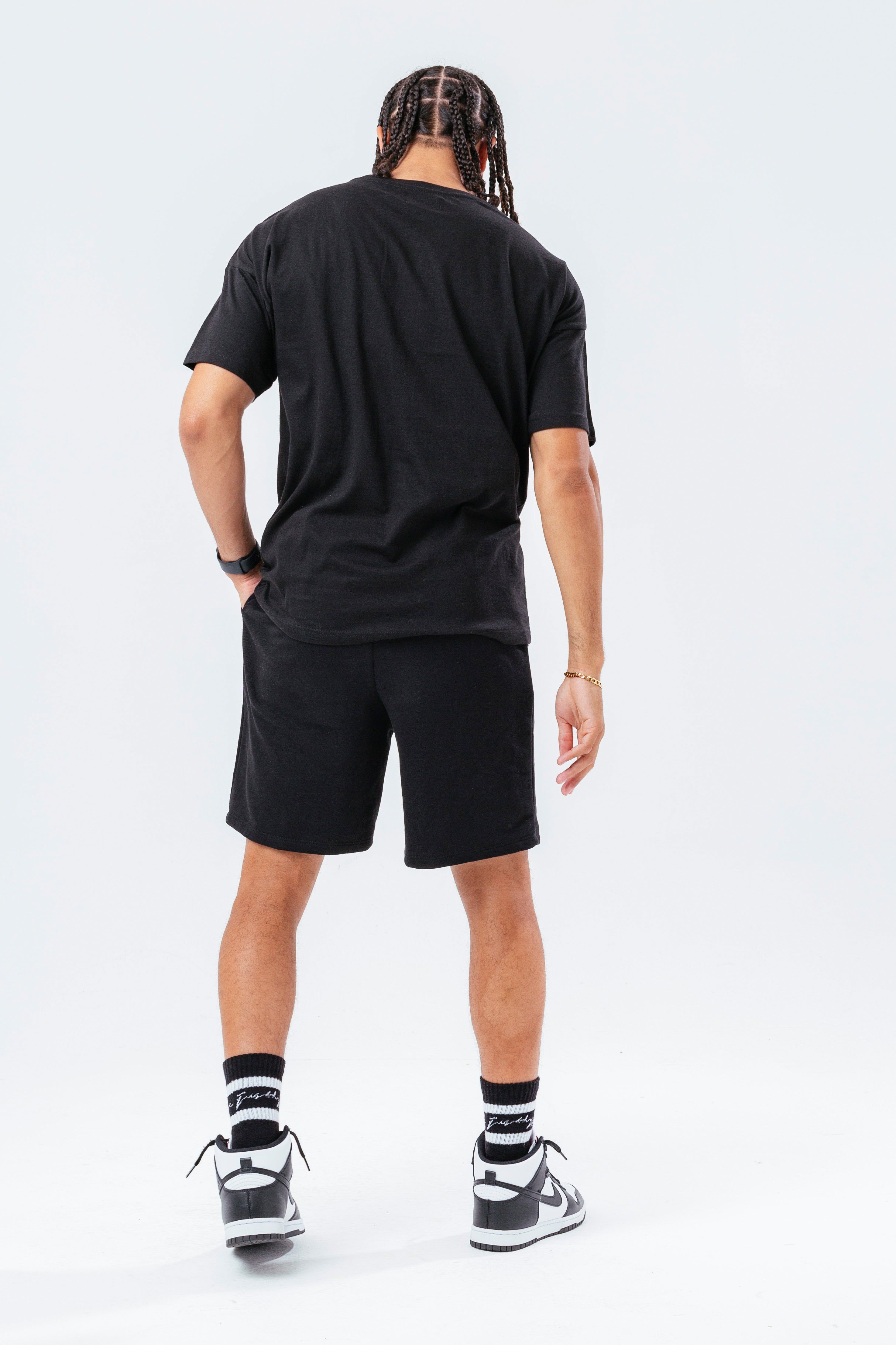 Make the most of your spending and stock up on our Men's 3-pack oversized t-shirts. Each tee is designed with a soft-touch fabric base for the ultimate comfort and breathable fabric. Highlighting an oversized shape, crew neckline and enlarged sleeves for a trending fit. Your everyday tees just got simpler. The model wears a size M. Machine washable.