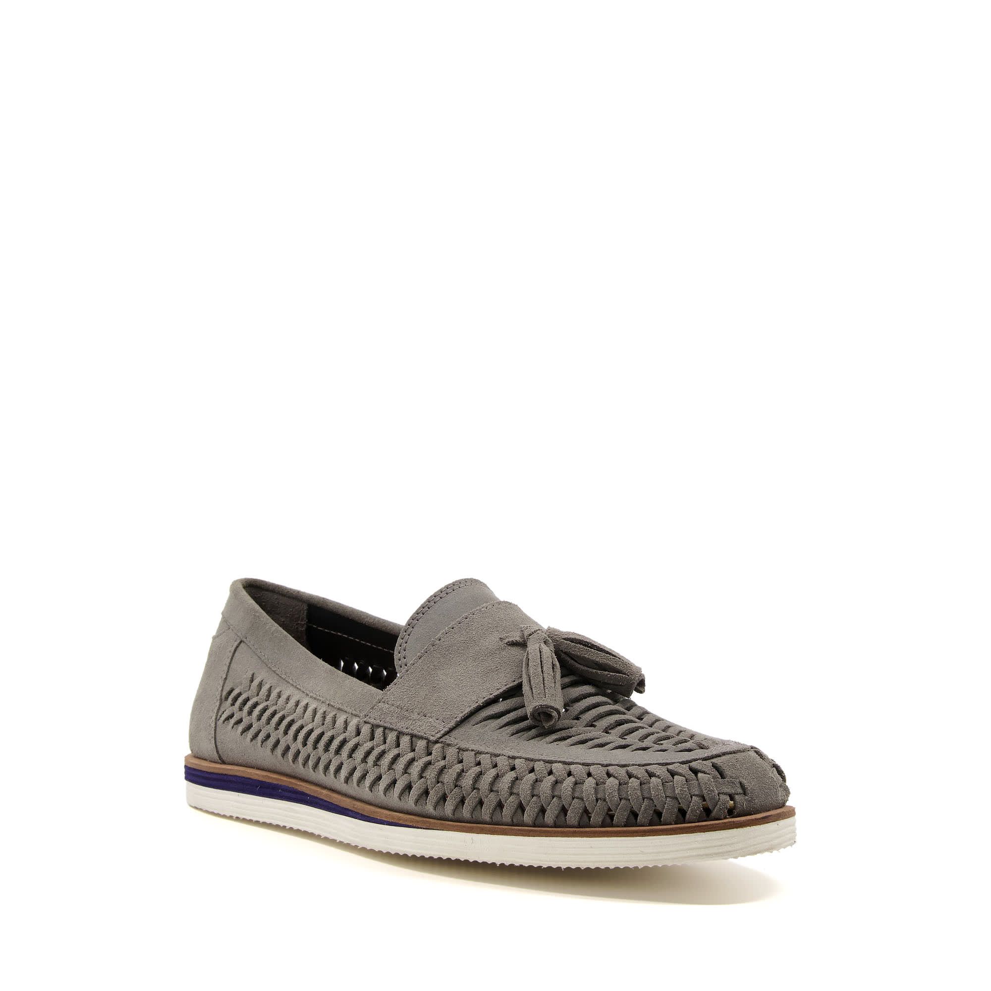 A go-to style for summer, our versatile Buckey loafers combine comfort and style. This easy-to-wear profile features woven side detailing and a traditional tassel trim. Perfect for seasonal events and everyday styling.