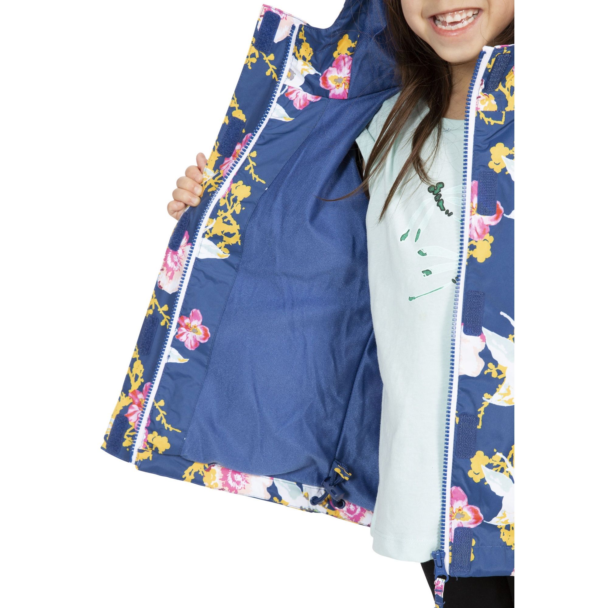 All over printed jacket. Grown on hood. 2 zip pockets. Adjustable cuffs. Waterproof 3000mm, windproof, taped seams. Shell: 100% Polyester, PVC coated, Lining: 100% Polyester. Trespass Childrens Chest Sizing (approx): 2/3 Years - 21in/53cm, 3/4 Years - 22in/56cm, 5/6 Years - 24in/61cm, 7/8 Years - 26in/66cm, 9/10 Years - 28in/71cm, 11/12 Years - 31in/79cm.