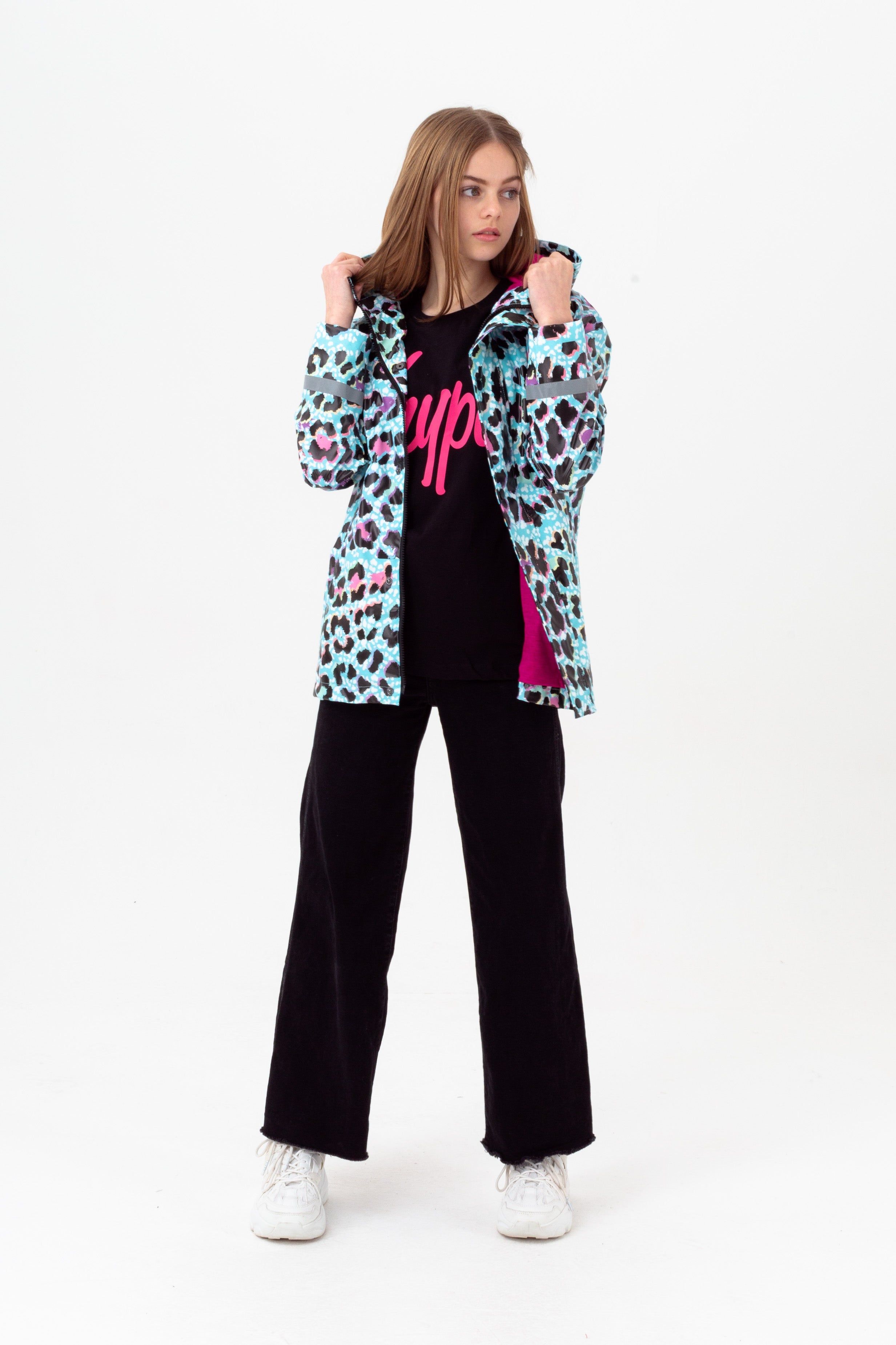 Don?t just keep cosy and dry during these colder months, do it in style with the HYPE. Girls Blue Ice Leopard Script Raincoat. Designed in our standard girls raincoat shape, boasting reflective cuff detail, a sublimated all-over blue ice leopard-inspired print, and the iconic HYPE. logo in contrasting pink script. Wear with jeans and a t-shirt or a HYPE. hoodie and matching joggers for the ultimate comfortable fit.