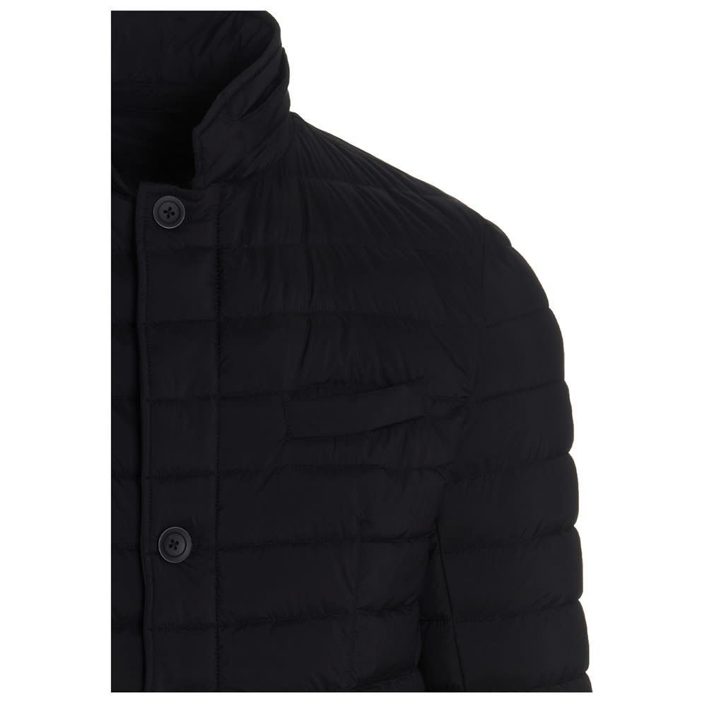 100 g down jacket with down padding, a zip and button closure.