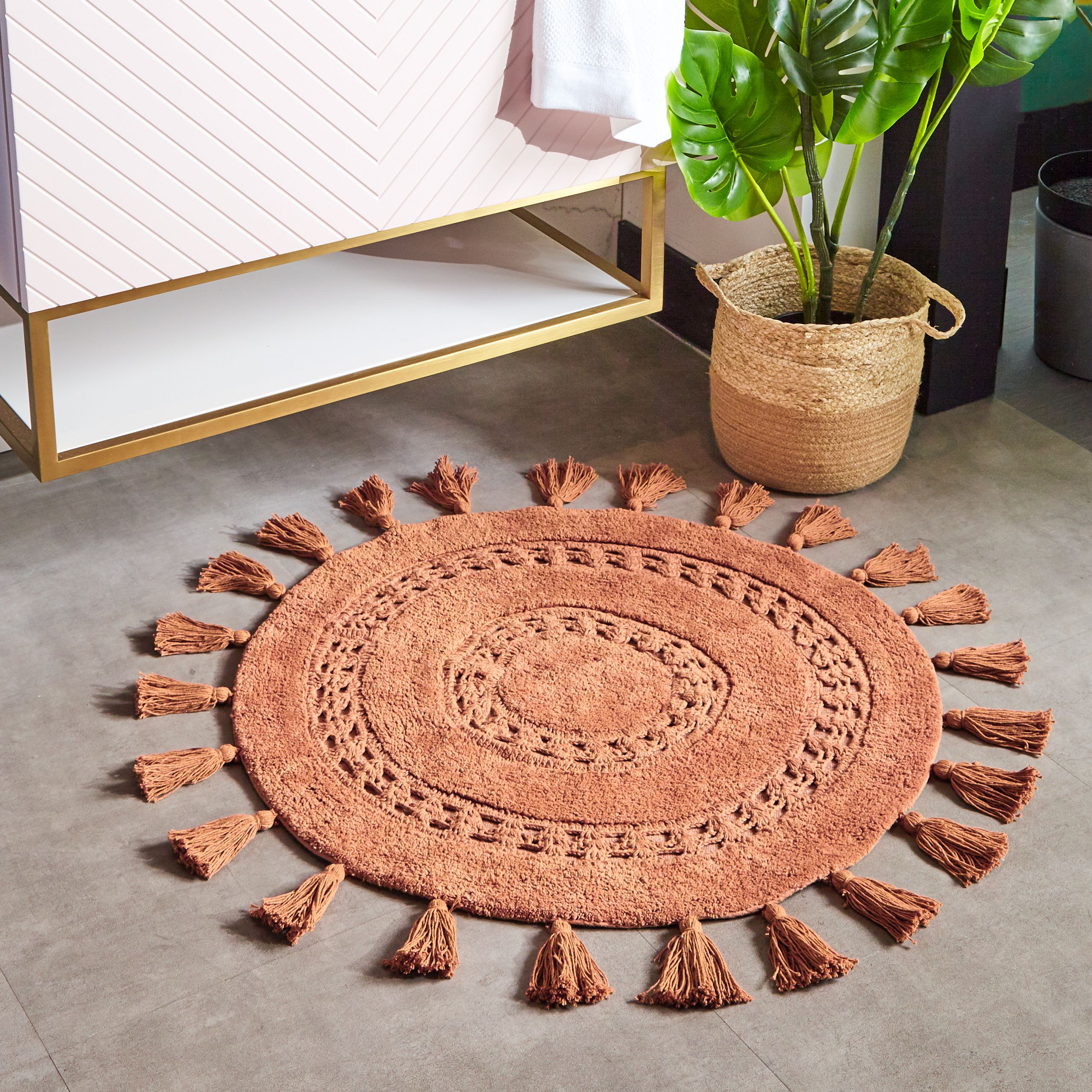 Featuring an intricate mandala woven design, complete with a chunky tasselled trim. Made from 100% Cotton, making this bath mat incredibly soft under foot. This bath mat has an anti-slip quality, keeping it securely in place on your bathroom floor. The 1950 GSM ensures this bath mat is super absorbent preventing post-bath or shower puddles.