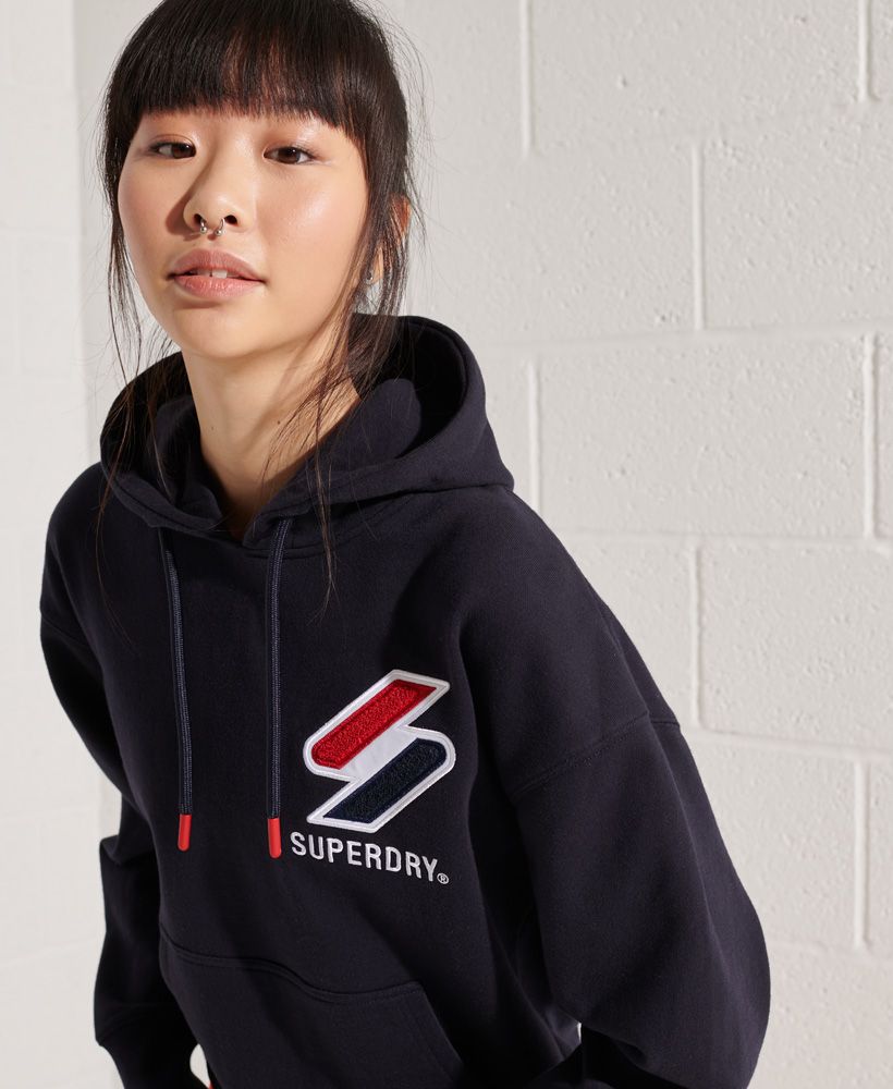 Add some texture to your hoodie collection with the Sportstyle Chenille Hoodie.Relaxed: A classic fit. Not too slim, not too tight – no distractions hereOverhead designDrawstring hoodElasticated bottomFront pouch pocketChenille textured logoBranded trim