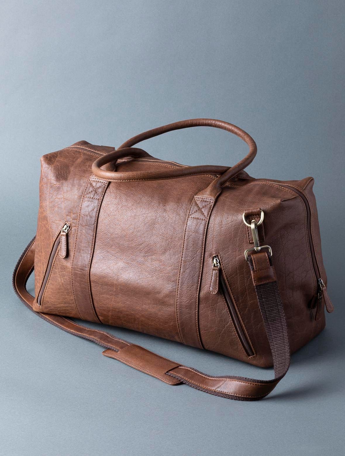 Introducing a classically shaped large leather holdall in buffed brown leather. The Discoverer range are crafted from lightweight leather, but designed to be rugged and stand the test of time. The tan brown leather is paired with brushed brass colour hardware. Packed with the features you'd expect from a Lakeland Leather holdall; two external pockets, spacious lined interior, detachable shoulder strap and grab handles.