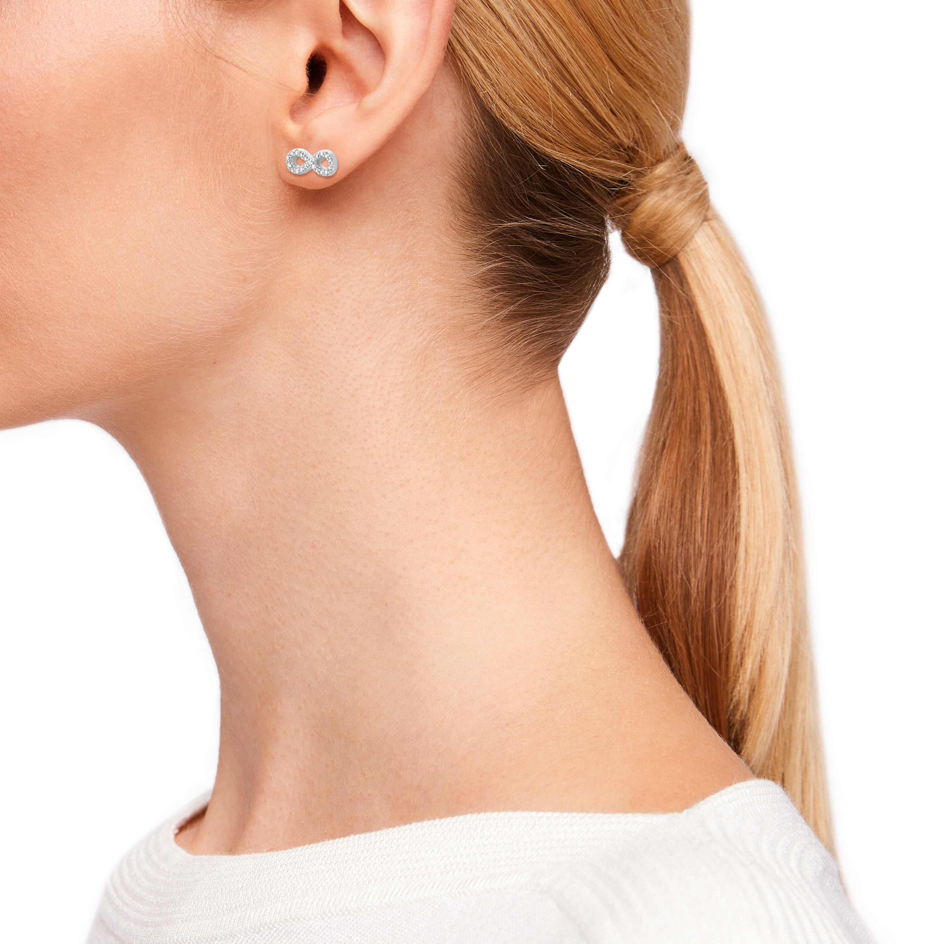 Find your personal highlight in the large s.Oliver earrings range! Models with eye-catching shapes as well as discreet designs are just waiting to be discovered by you. Many earrings are decorated with radiant white zirconia, others shine with their smooth look. We always use 925 sterling silver, often yellow or rose gold-plated.
