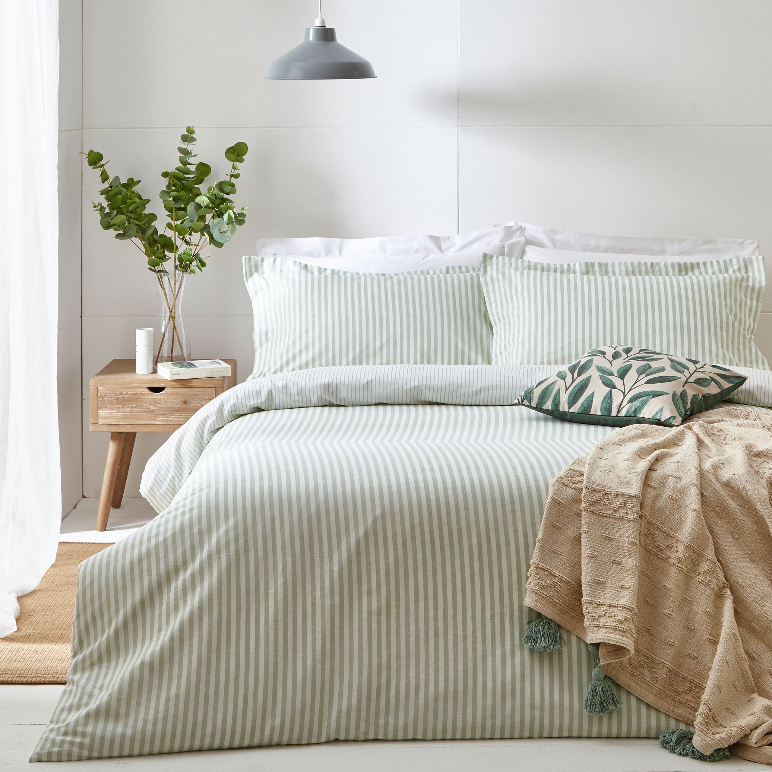 This duvet cover set is both a contemporary and classic addition to your home. The reversible subtle mélange print provides a luxurious woven striped appearance. The included matching pillowcases creates a simple yet relaxed look with their Oxford Borders; alongside the reversible stripe design that adds an effortless relaxed look to your bedroom. Choose your favourite side to fit with your style or flip sides to give your bedroom a midweek refresh.