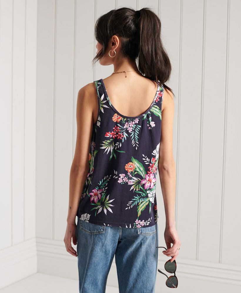 Stand out from the crowd in the Vintage logo all over print vest. Featuring an all over print design, textured logo and a signature logo patch. Style with shorts and sliders for a beach ready look.All over print designTextured logoSignature logo patch