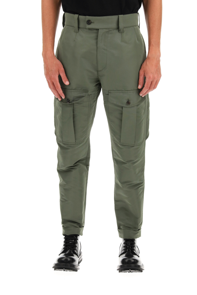 Alexander McQueen baggy military trousers in sustainable polyfaille with patch pockets with horn buttons. Front closure with zip fly and button, side inseam pockets, rear patch pockets. Cuffed hems. The model is 185 cm tall and wears a size IT 46.