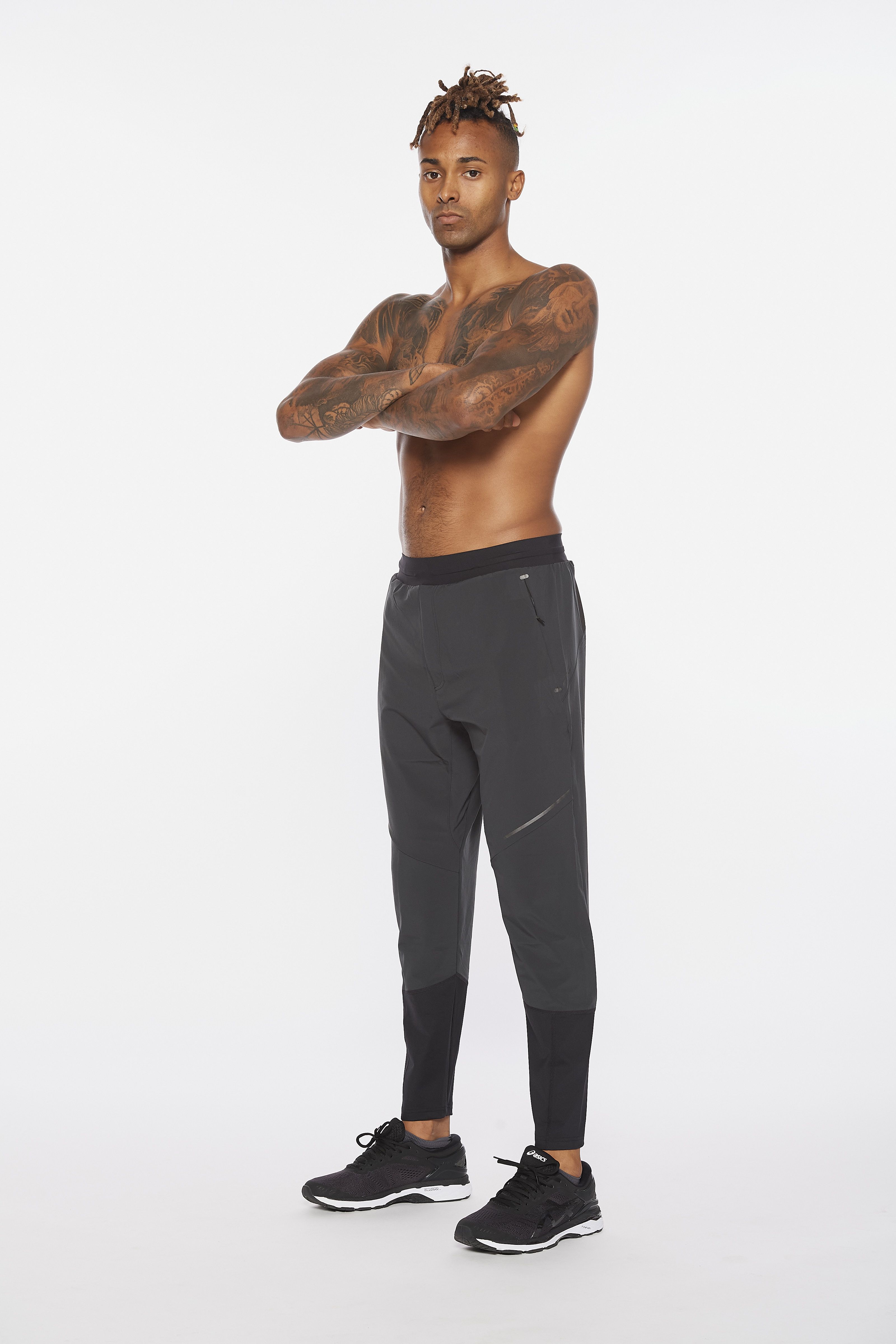 Built from a lightweight, breathable 4-way stretch woven, the Light Speed Jogger, provides coverage and flexibility in motion so you can focus on the run ahead.