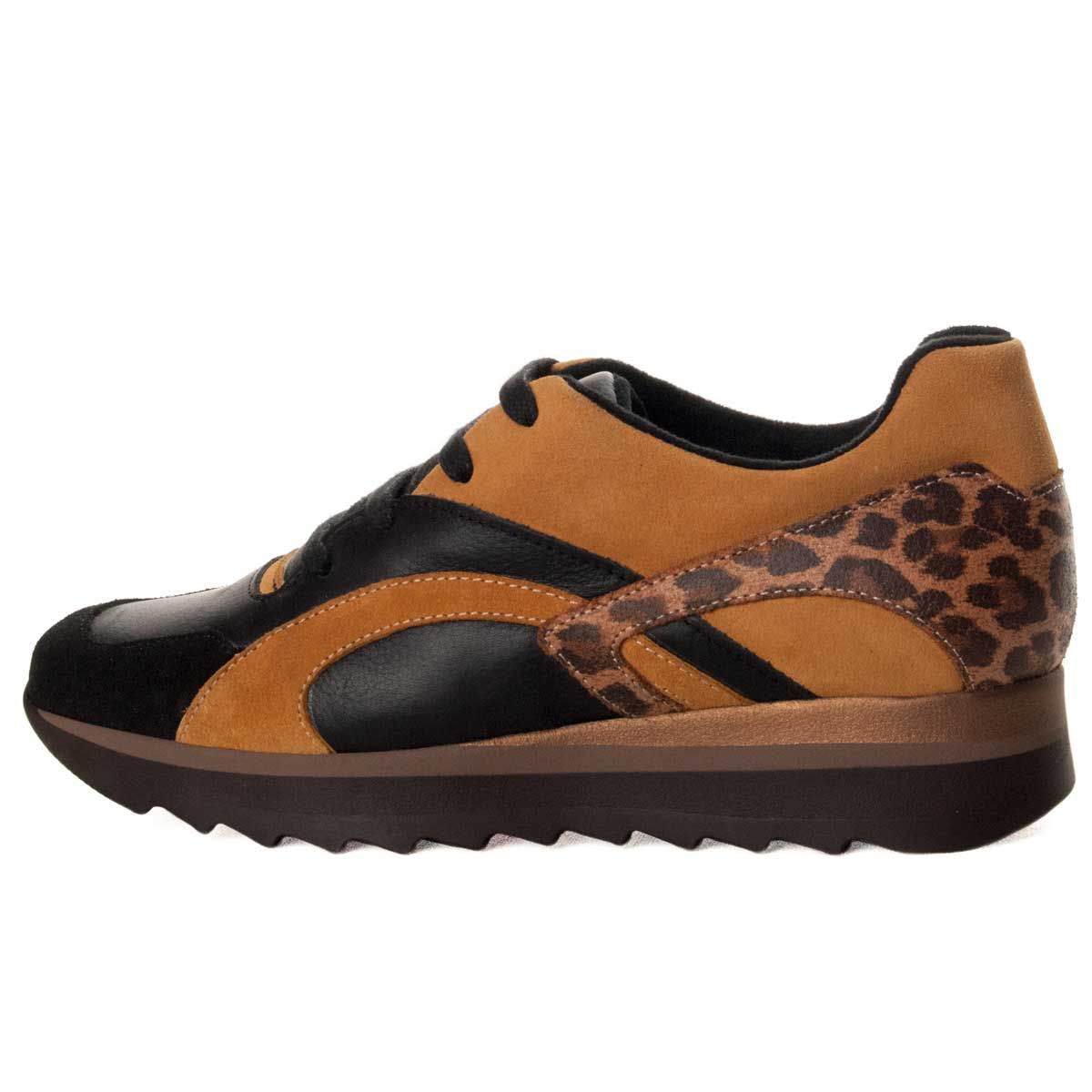 Skener with fine-haired lined interior, and non-slip sole. Skener very comfortable, and very current for its finishes and leopard material, ideal for an urban daily style. Manufactured by hand, high quality, with wedge sole and laces. Built with a very durable rubber sole. Made in Spain.