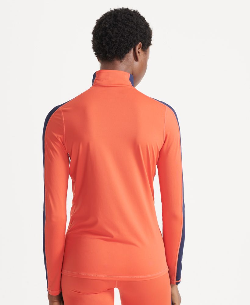 Layer for the slopes in style with this comfortable stretch top.Half-zip fasteningLong sleevesElasticated hemFour-way stretchFlatlocked seamsPrinted Superdry logo