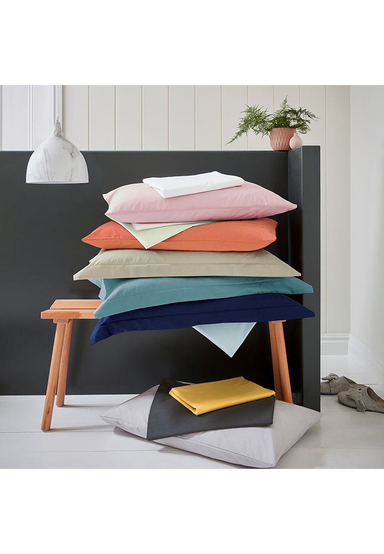 The Helena Springfield plain dye collection is made from a blend of natural cotton and polyester woven into a fine 180 thread count percale. These soft, comfortable sheets and pillowcases are durable and easy to care for. Available in a contemporary palette of colours.