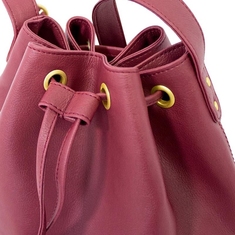 Fashionable And Functional, Choose Ethical This Season With The Kari Women's Handbag By Vegan Brand Nuuwaï. The Rich Red Bucket Bag Boasts A Strap Closure And Is Crafted From Apple Leather, A Combination Of Apple Skin Leftovers And Pu And Lined With Recycled Plastic Bottles And Fishnets.