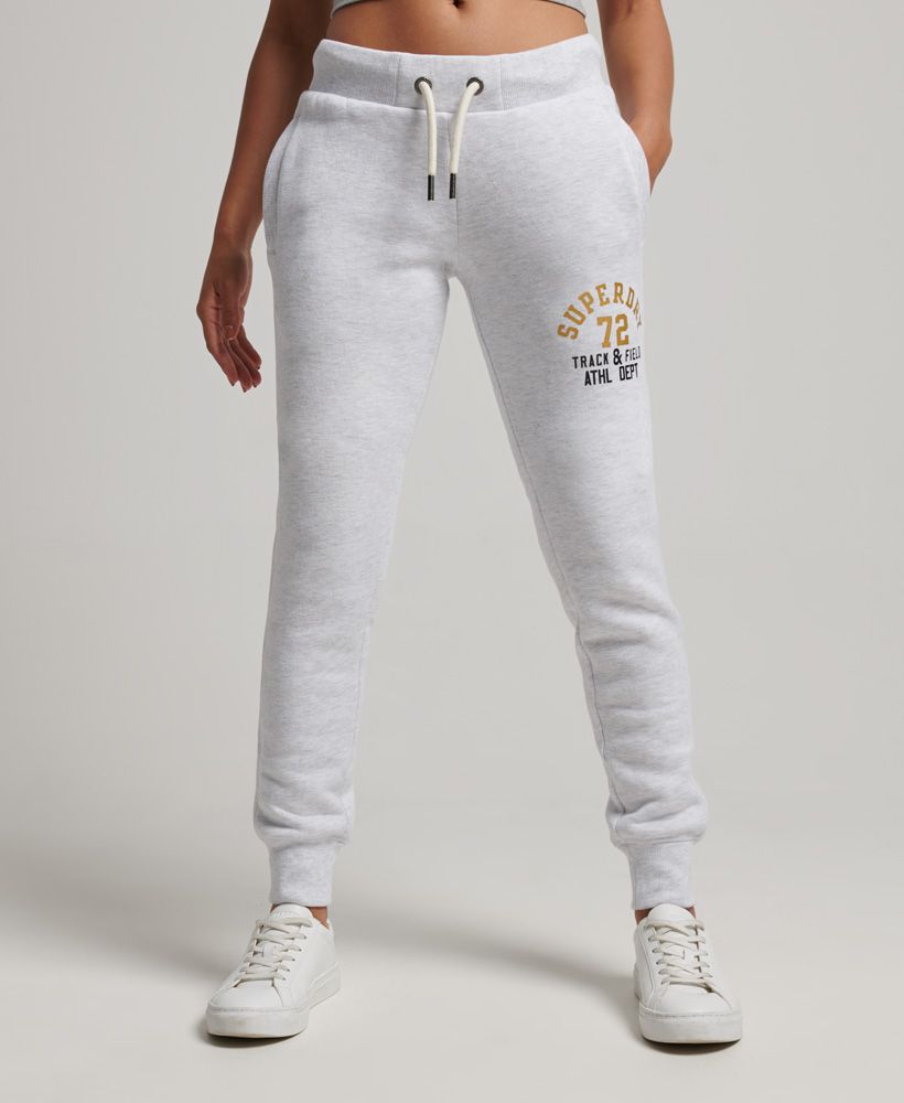 Throw on our Track & Field joggers to effortlessly upkeep your contemporary, athletic aesthetic. Finished with pockets, a thick drawstring waist and a luxuriously soft fleece lining, whether you're training hard or just lounging about, this sporting essential has you covered- you'll enjoy the endless versatility of these essential joggers.Straight Fit. Classic for a reason – the original fit that gives you extra room throughout without being baggy or too loose fitting. About as authentic as you get.Mid-riseDrawstring, ribbed waistFleece lined interiorTwo exterior front pocketsOne exterior back pocketRibbed cuffsSuperdry logo print and patch