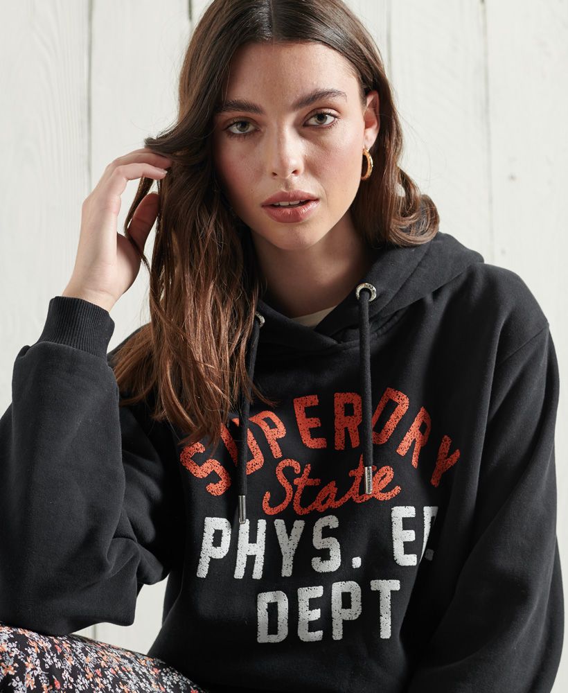 You know those days - those days you want to just throw on something comfy and find your happy place. No better way to do that than with the Limited Edition Graphic oversized hoodie. An exaggerated oversized fit allows you to drop it over whatever you want and head on out or cozy up with your favourite box set.Oversized fit – exaggerated and super relaxed, let your style flowRetro-inspired signature graphic logoDrawcord hoodFront pouch pocketRibbed cuff & hemSignature logo patch