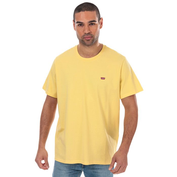 Mens Levis Original House Mark T- Shirt in lemon.<BR><BR>- Ribbed crew neck.<BR>- Short sleeves.<BR>- Levi’s batwing logo embroidered at left chest.<BR>- Tonal back neck tape.<BR>- Elasticated trims.<BR>- Standard fit.<BR>- 100% Cotton.  Machine wash at 30 degrees.<BR>- Ref: 566050061