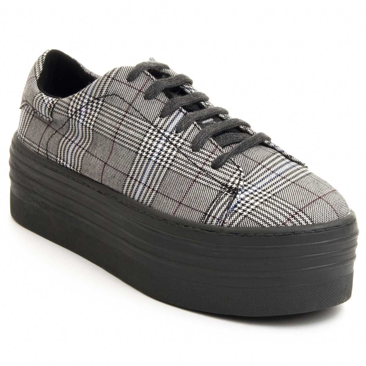 Spectacular trend platform sneaker. Ideal to give a special touch to your looks. Anti-slip rubber floor. Padded plant. Capsule BY Corina collection.