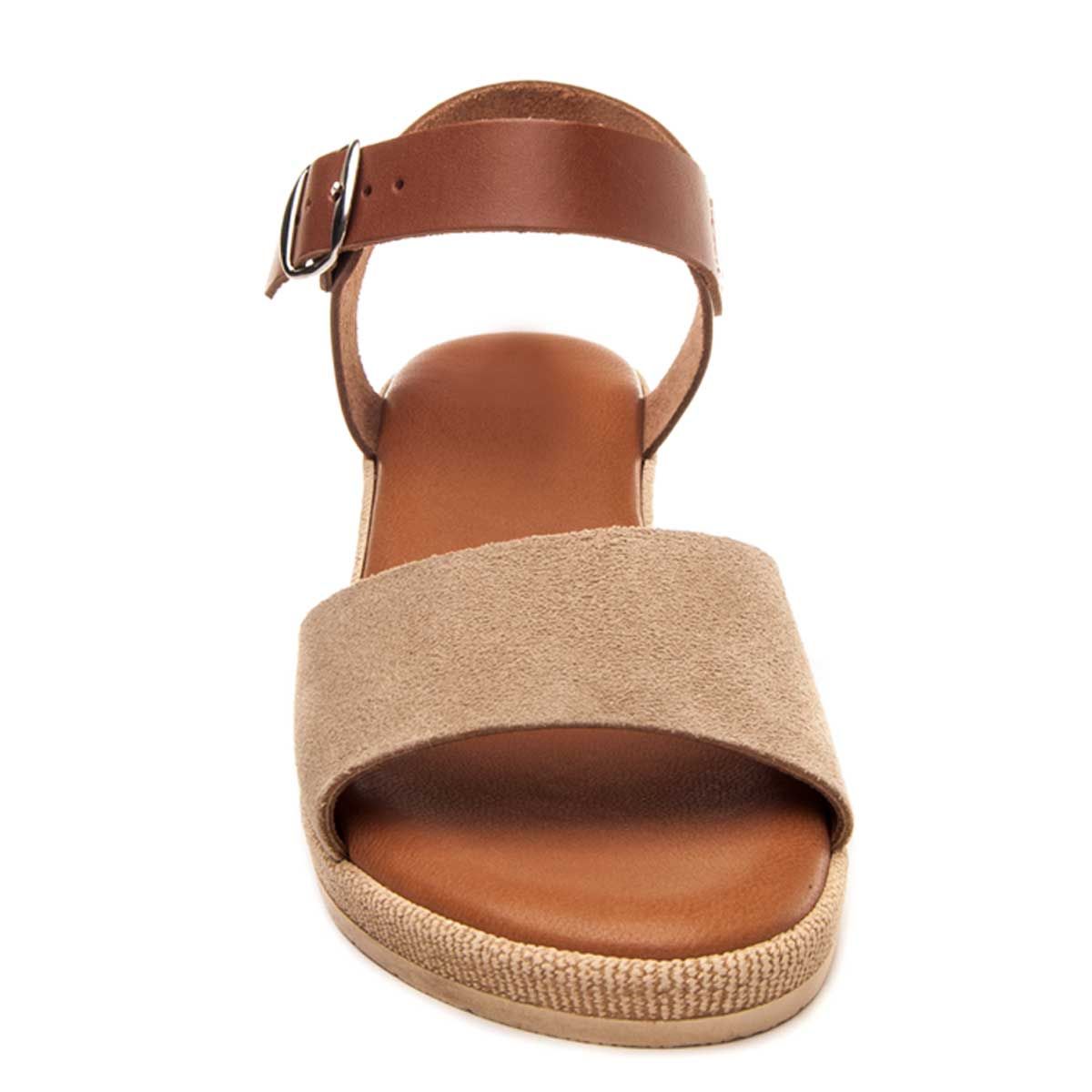 Comfortable and light Sandal of lady, with small wedge. Manufactured in first quality natural leather, chrome-free 6. It carries buckle closure on the ankle, for greater fastening. Comfortable and very flexible hormo, perfectly adjustable at the foot. Leather template with Memory Gel Comfort, for comfort in the tread. Polyurethane floor, with grated wedge. The polyurethane material is not split, does not wear, it is non-slip and makes it the lighter footwear. Without, he doubts is the ideal sandal for your day by day. Made in Spain. 10 years of warranty Purapiel..Description Technical: External materialNeatural leatherial Interior: Natural Leather.Material Plant: Natural Leather.Material Sole: polyuretanne.