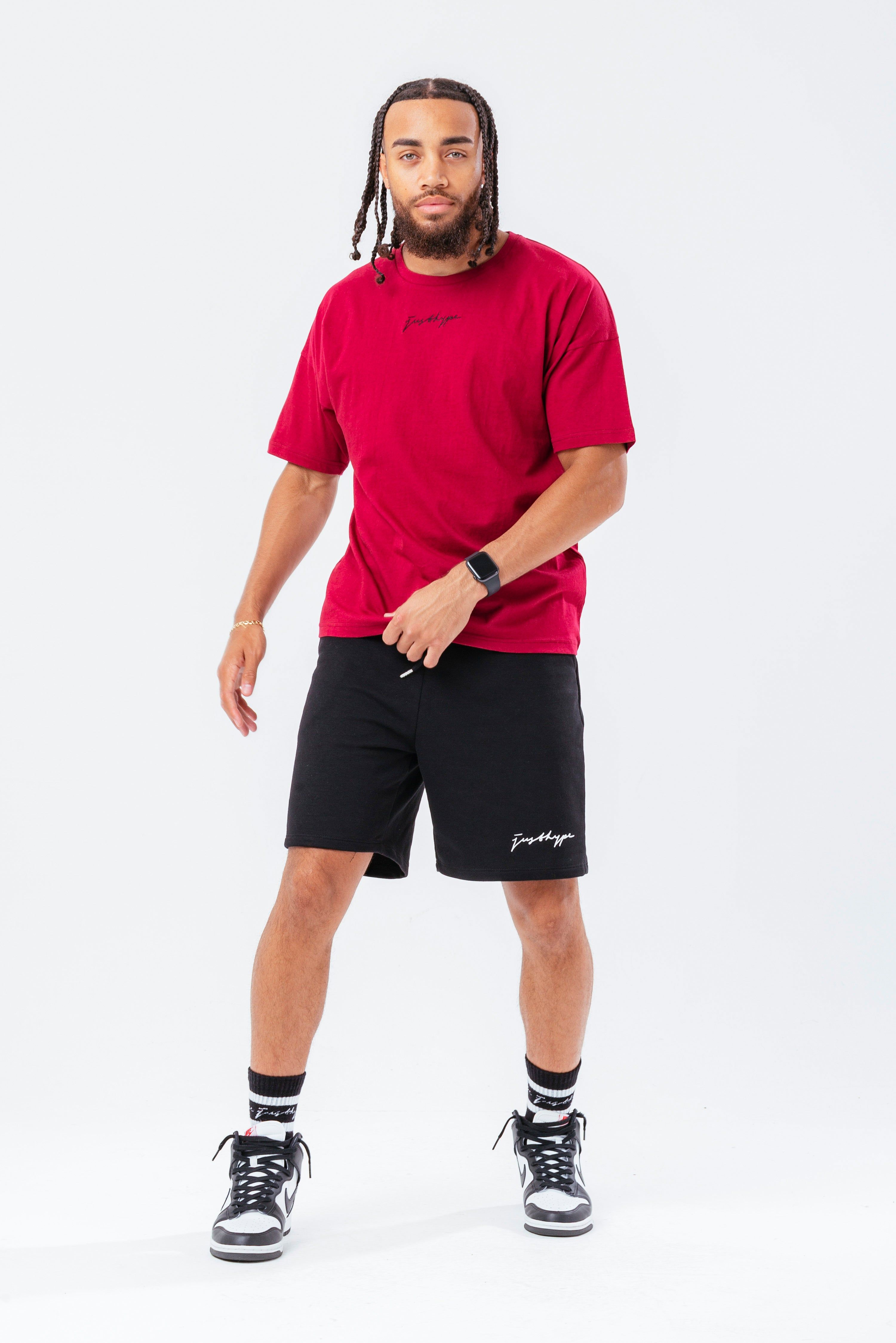 Make the most of your spending and stock up on our Men's 3-pack oversized t-shirts. Each tee is designed with a soft-touch fabric base for the ultimate comfort and breathable fabric. Highlighting an oversized shape, crew neckline and enlarged sleeves for a trending fit. Your everyday tees just got simpler. The model wears a size M. Machine washable.