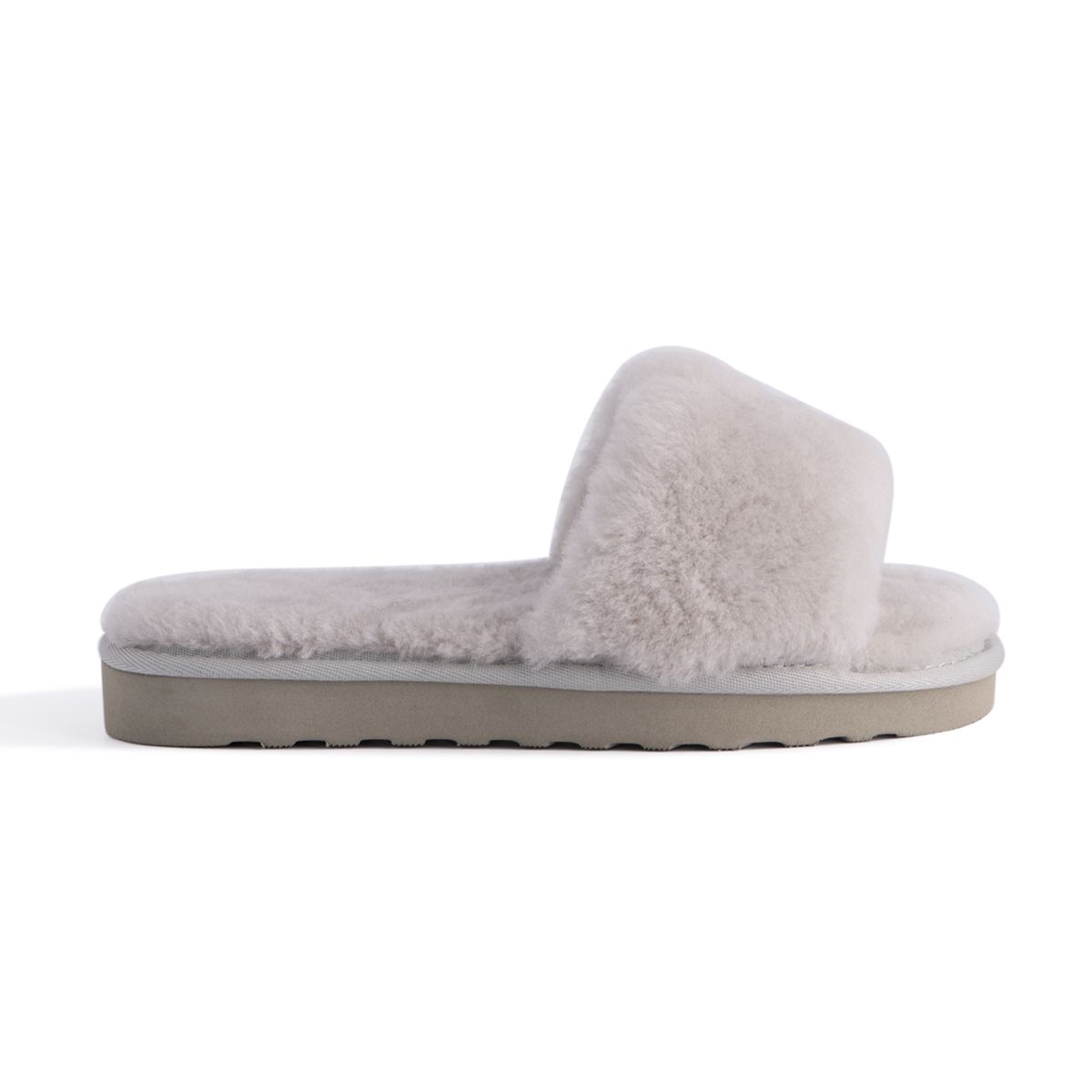 Plush premium 100% Australian sheepskin lining encompassing the whole slipper, allowing extra cushioning
Fine craftsmanship
Rubber base outsole that is both flexible and durable, also prevents slipping on wet surfaces
Provide extra warmth and would be the top choice to travel with, perfect to pair with your favourite PJs
100% brand new and high quality, comes in a branded box, suitable for gift