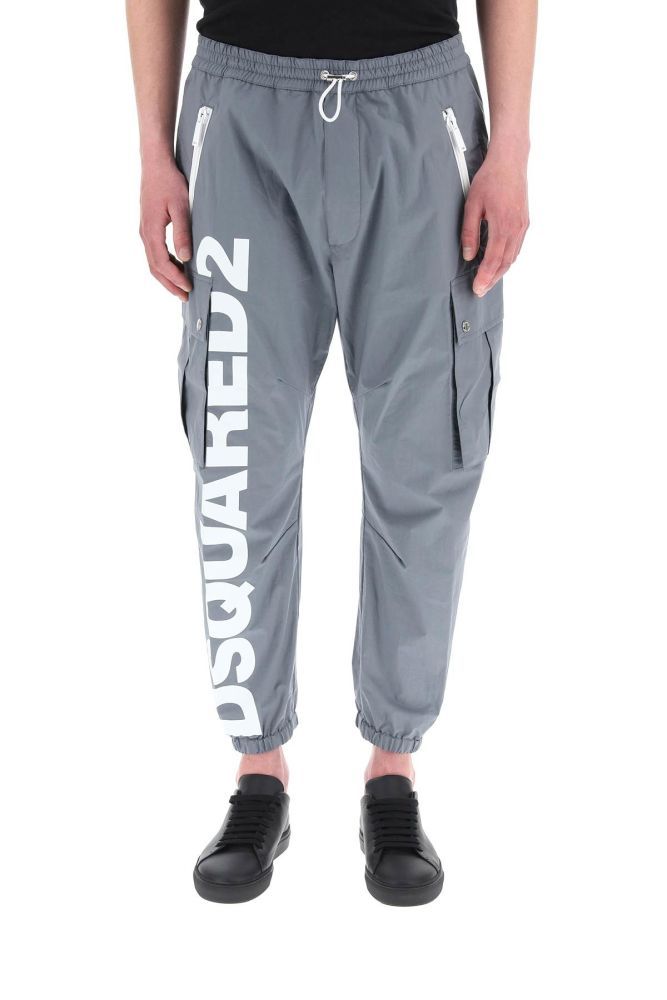 Dsquared2 cargo pants in
crisp cotton poplin, featuring Big Logo print. Loose fit with elasticated
drawstring waist, front zip pockets, cargo pockets with studded
flap, rear welt pockets, elasticated cuffs. Loose fit. The model is 187 cm tall
and wears a size IT 48.