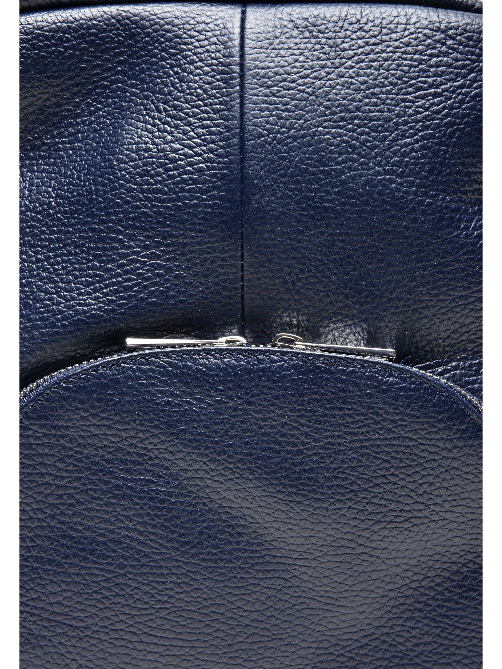 Backpack
100% cow leather
Back zip pocket
Front patch pocket
Top zip closure
Interior pocket                        
Handle: 22 cm
Adjustable shoulder straps: 90 cm x 2
Dimensions (L):32x27x10 cm