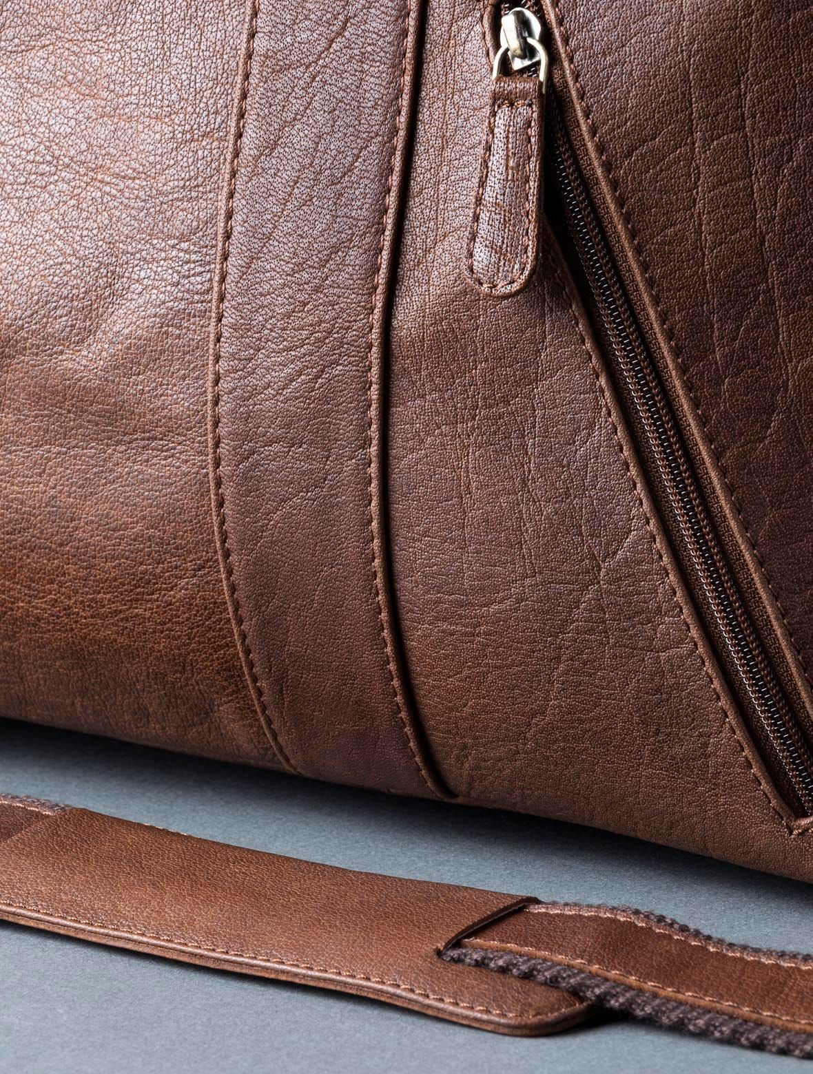Introducing a classically shaped large leather holdall in buffed brown leather. The Discoverer range are crafted from lightweight leather, but designed to be rugged and stand the test of time. The tan brown leather is paired with brushed brass colour hardware. Packed with the features you'd expect from a Lakeland Leather holdall; two external pockets, spacious lined interior, detachable shoulder strap and grab handles.