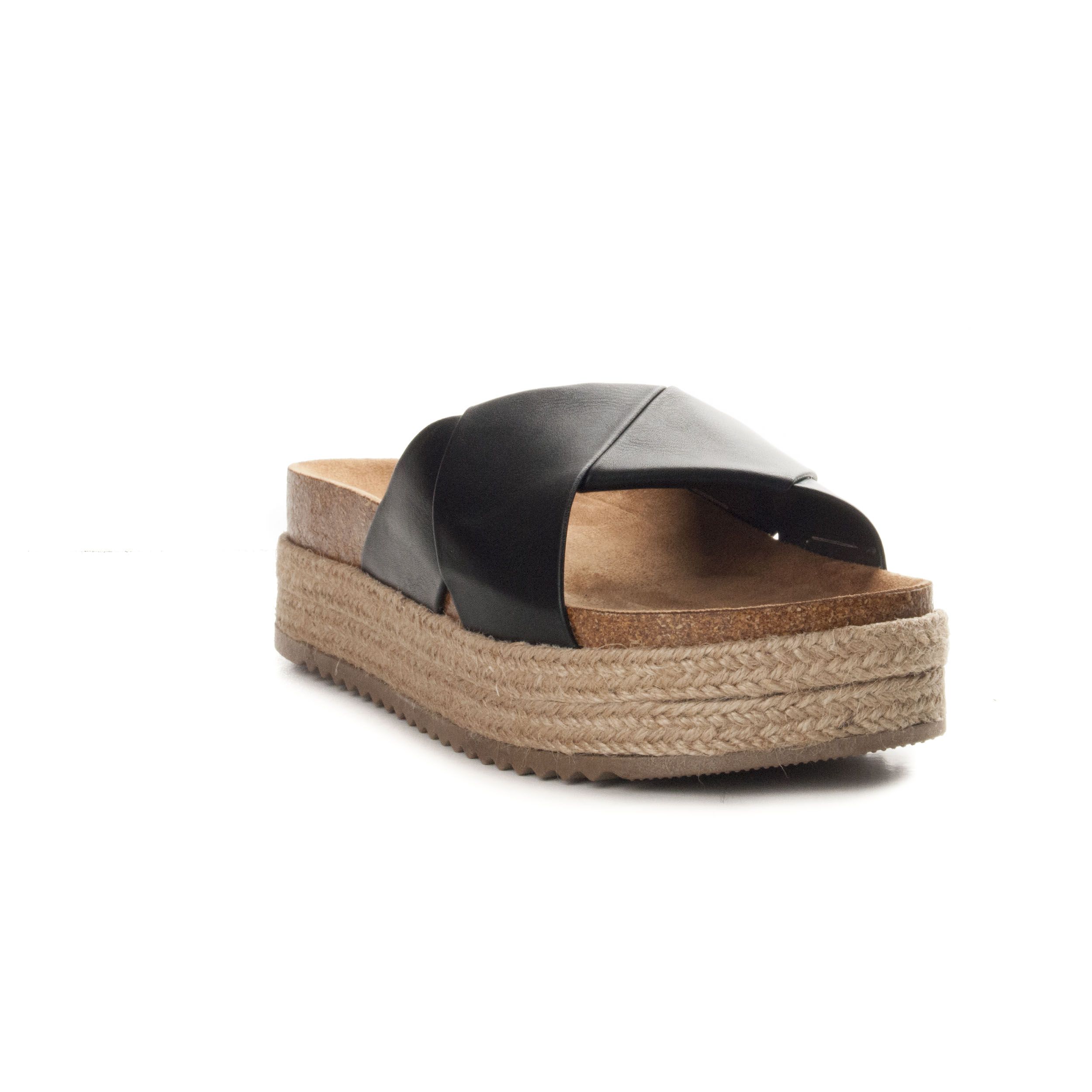 Sandal of esparto with soft suede plant, ideal for summer for its style and comfort. It consists of a platform, with the ideal height, for the day to day. With crossed strips simil skin. Trend this summer. Sandal that can not miss this summer in your closet.