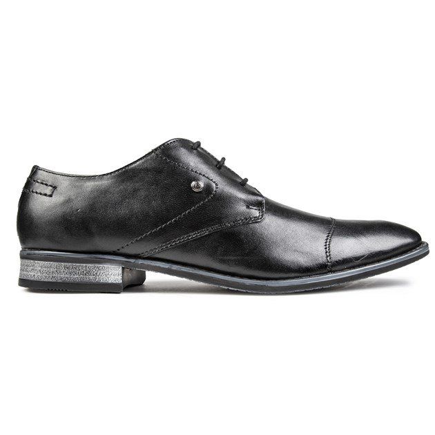 Mens black Bugatti gibson shoes, manufactured with leather and a rubber sole. Featuring: cushioned innersole, three eyelets, stitched toe detail and bugatti side branding.