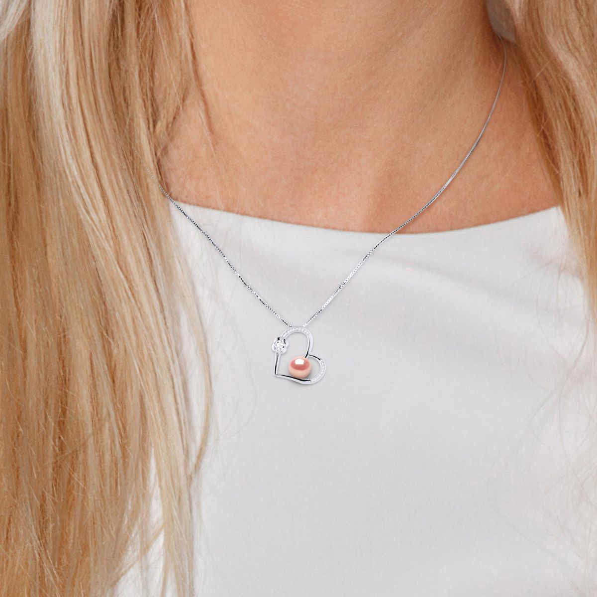 Necklace - Freshwater Pearl 8-9mm button - Heart Pattern & Oxides - Box Chain Rhodium 925 Thousandth - Length: 42 cm - Delivered in a case with a certificate of authenticity and an international Warranty - All our jewelry are manufactured in France.