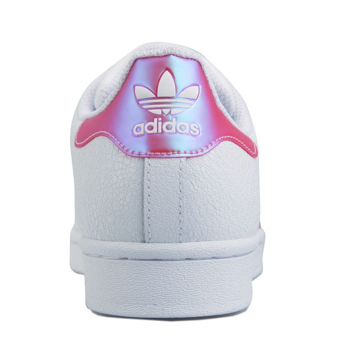 Junior Girls adidas Originals Superstar Trainers in White Pink. – Full grain leather. – Lace closure. – Regular fit. – Moulded sockliner - Iridescent 3-Stripes and heel tabs. – Iconic court shoes. – Rubber cupsole. – Leather upper – Textile lining – Synthetic sole. – Ref: FW8279J