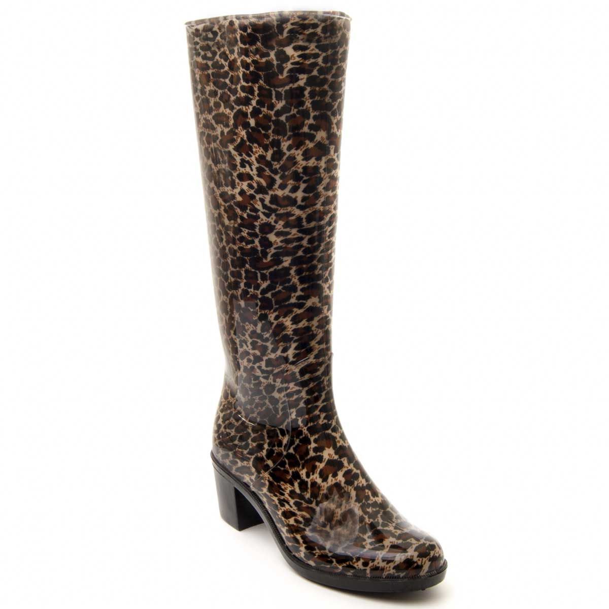 Water boot with heel and high cane with measurements: 37cm * 15cm. Perfect for rainy days as it keeps the feet warm and dry. AnimalPrint Leopard. Both sole and outer lining are one piece so that water does not penetrate. Anti-slip rubber floor. Previous and later reinforcement for durability. Removable padded template.