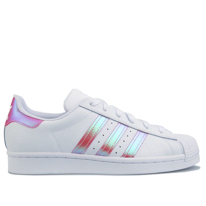 Junior Girls adidas Originals Superstar Trainers in White Pink. – Full grain leather. – Lace closure. – Regular fit. – Moulded sockliner - Iridescent 3-Stripes and heel tabs. – Iconic court shoes. – Rubber cupsole. – Leather upper – Textile lining – Synthetic sole. – Ref: FW8279J