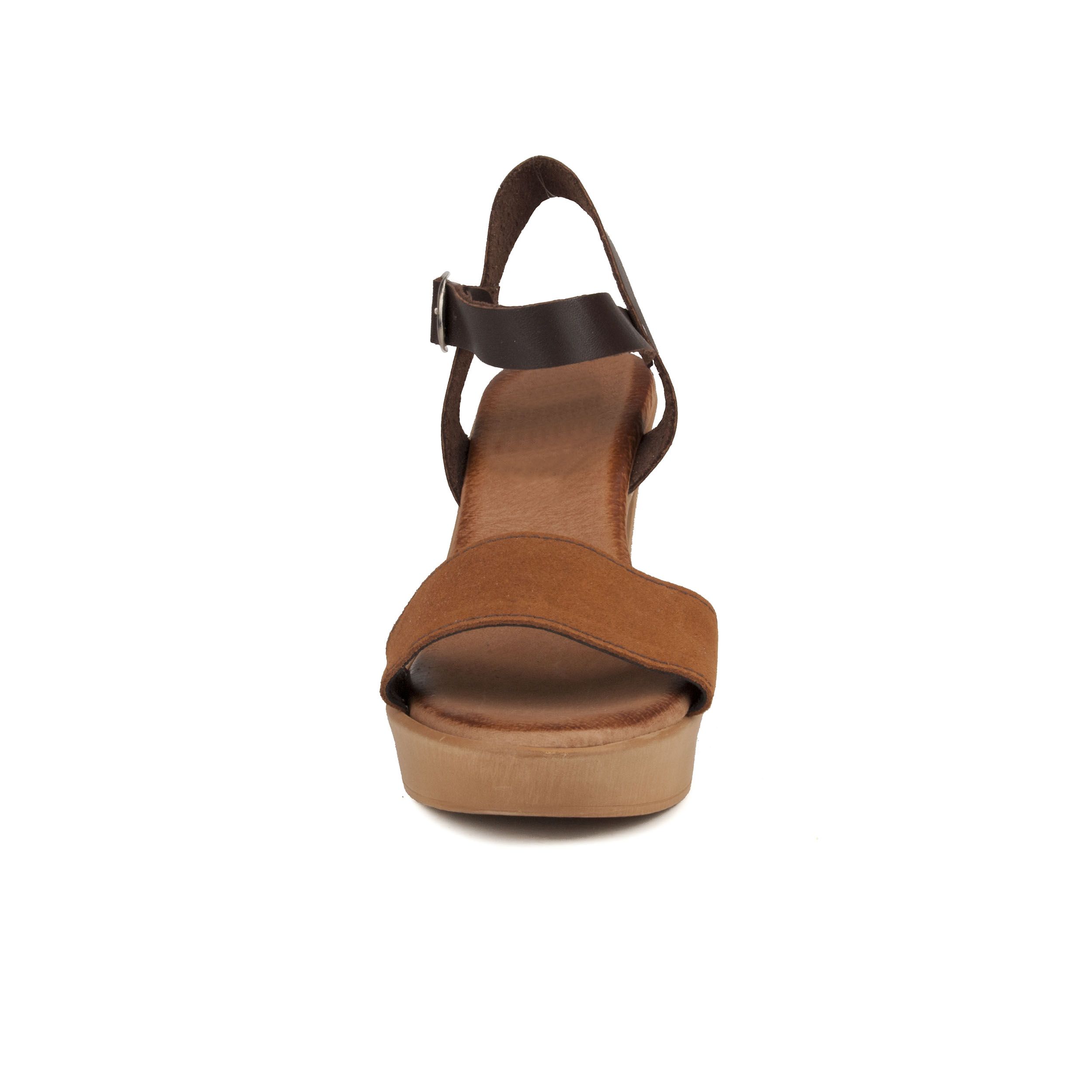 Despite its simplicity you will see how this sandal made of skin is extremely comfortable thanks to its padded gel plant and the polyurethane floor, which makes the star sandal because it does not weigh nothing, it is super light. Walking with these sandals will be very comfortable. Sandal with ankle closure. Style and elegant.