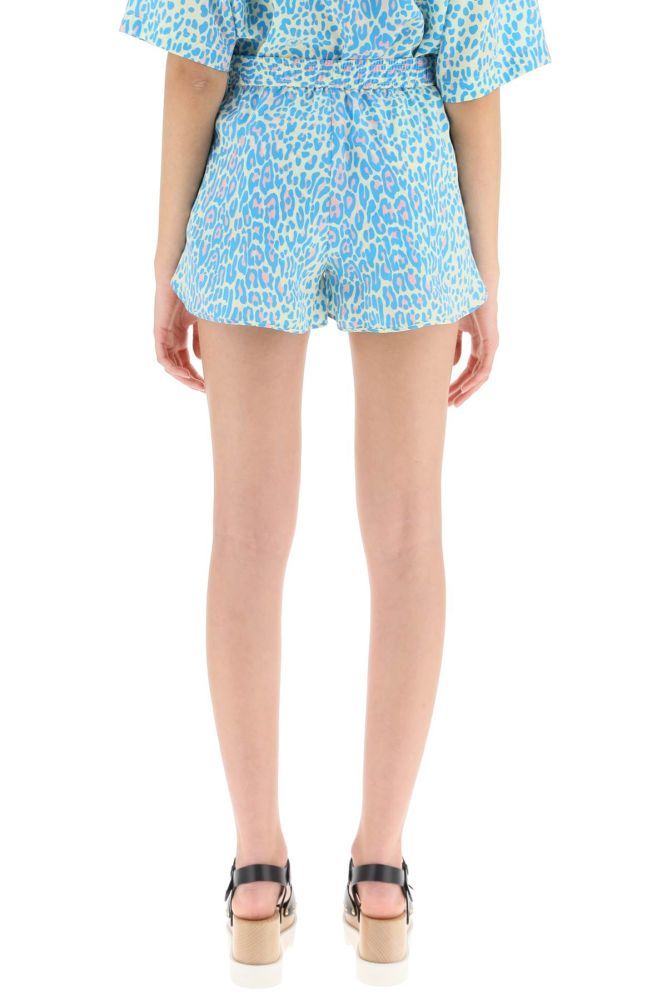 Stella McCartney animal-printed silk shorts with elastic waistband. They feature side slit pockets, side vents and they are unlined. Model height is 177 cm and she is wearing a size IT 38.