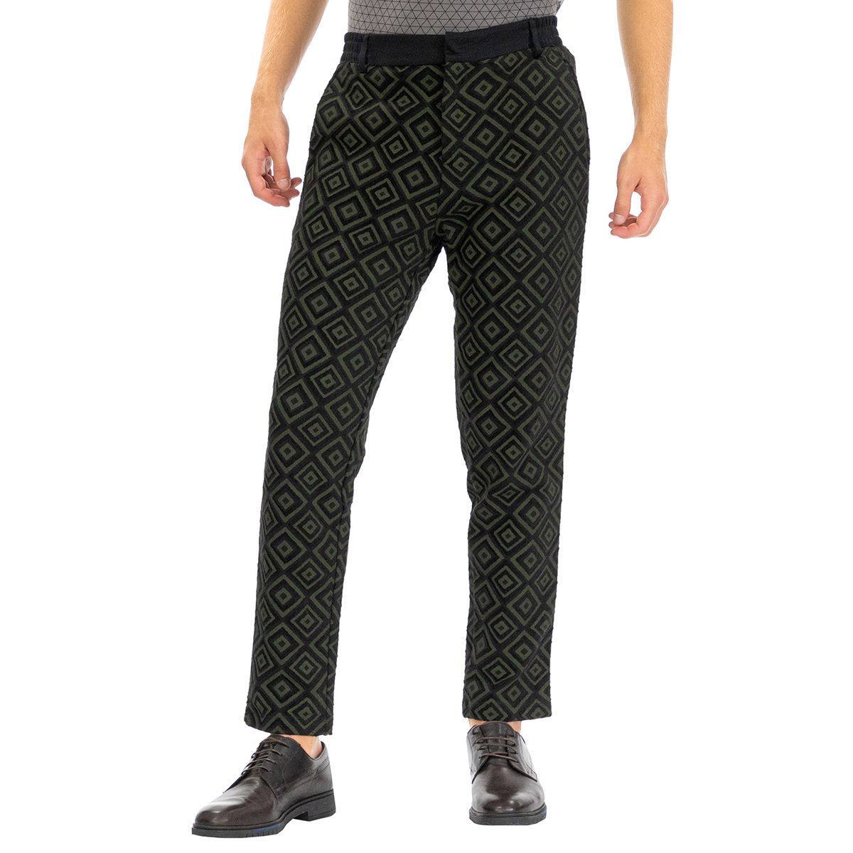 Emporio Armani 6Z1P6R1J2HZ-F047-XXL Fall in love with the patten of these pants, which will add an extra touch to your elegant looks.