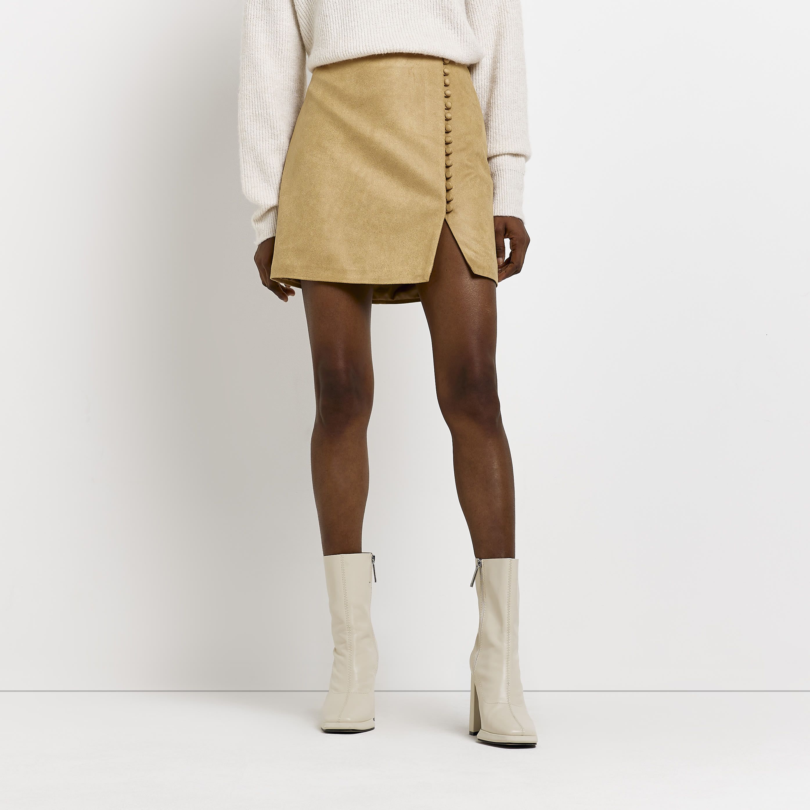 >Brand: River Island>Gender: Women>Type: Skirt>Style: Mini>Occasion: Casual>Closure: Button>Size Type: Regular>Skirt Length: Mini