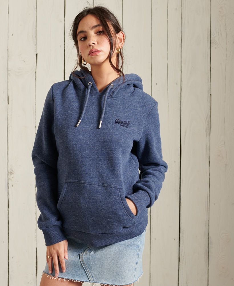 Nothing beats a classic hoodie. Be part of our iconic Orange Label family with the Classic Hoodie, featuring a super soft lining that's guaranteed to keep you cozy.Relaxed fit – the classic Superdry fit. Not too slim, not too loose, just right. Go for your normal sizeDrawstring hoodFront pouch pocketSoft brushed liningRibbed cuffs and hemEmbroidered logoSignature logo tab